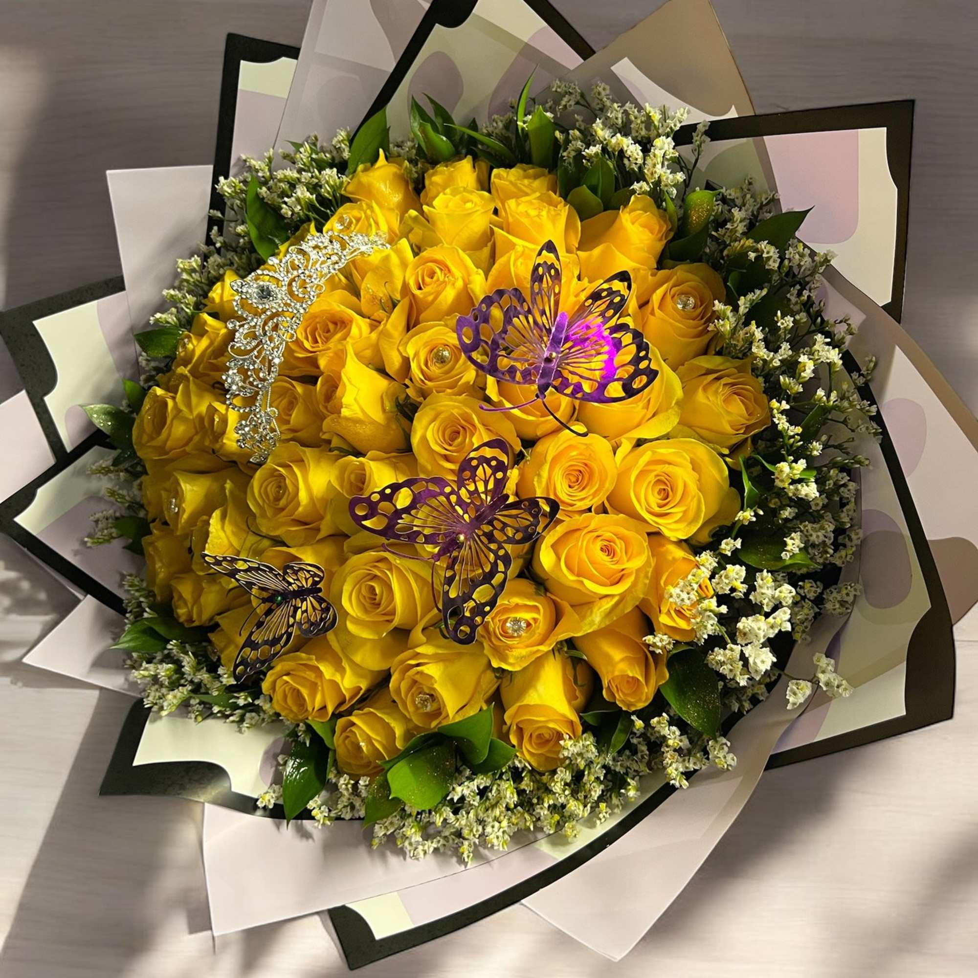 Radiant Yellow Rose Bouquet
Brighten any occasion with this stunning bouquet of fresh