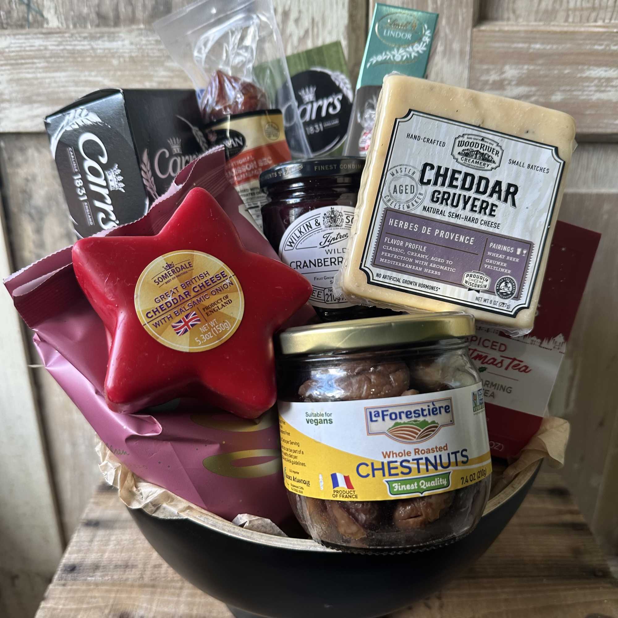 Send an exceptional gourmet basket this Holiday Season to a loved one