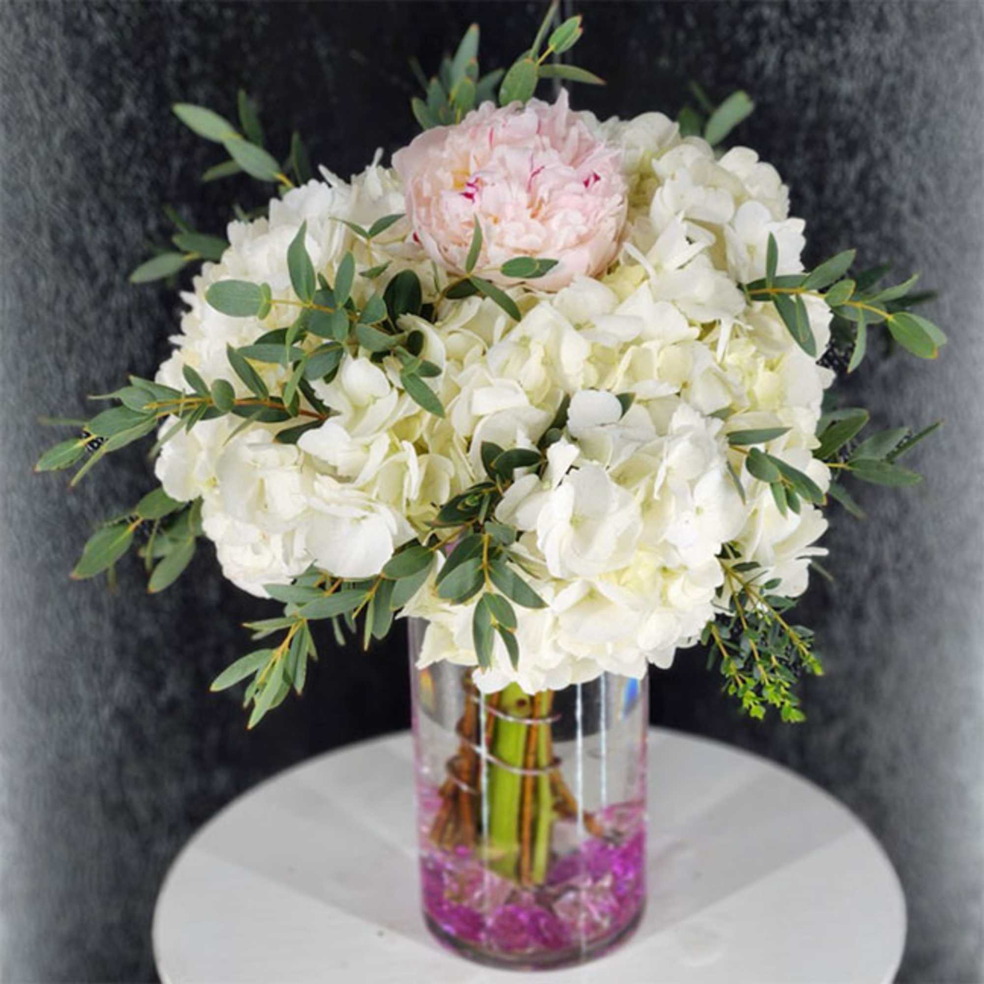 Elegant Hydrangea &amp; Peony Flower Arrangement with Eucalyptus in Clear Glass Vase

Bring