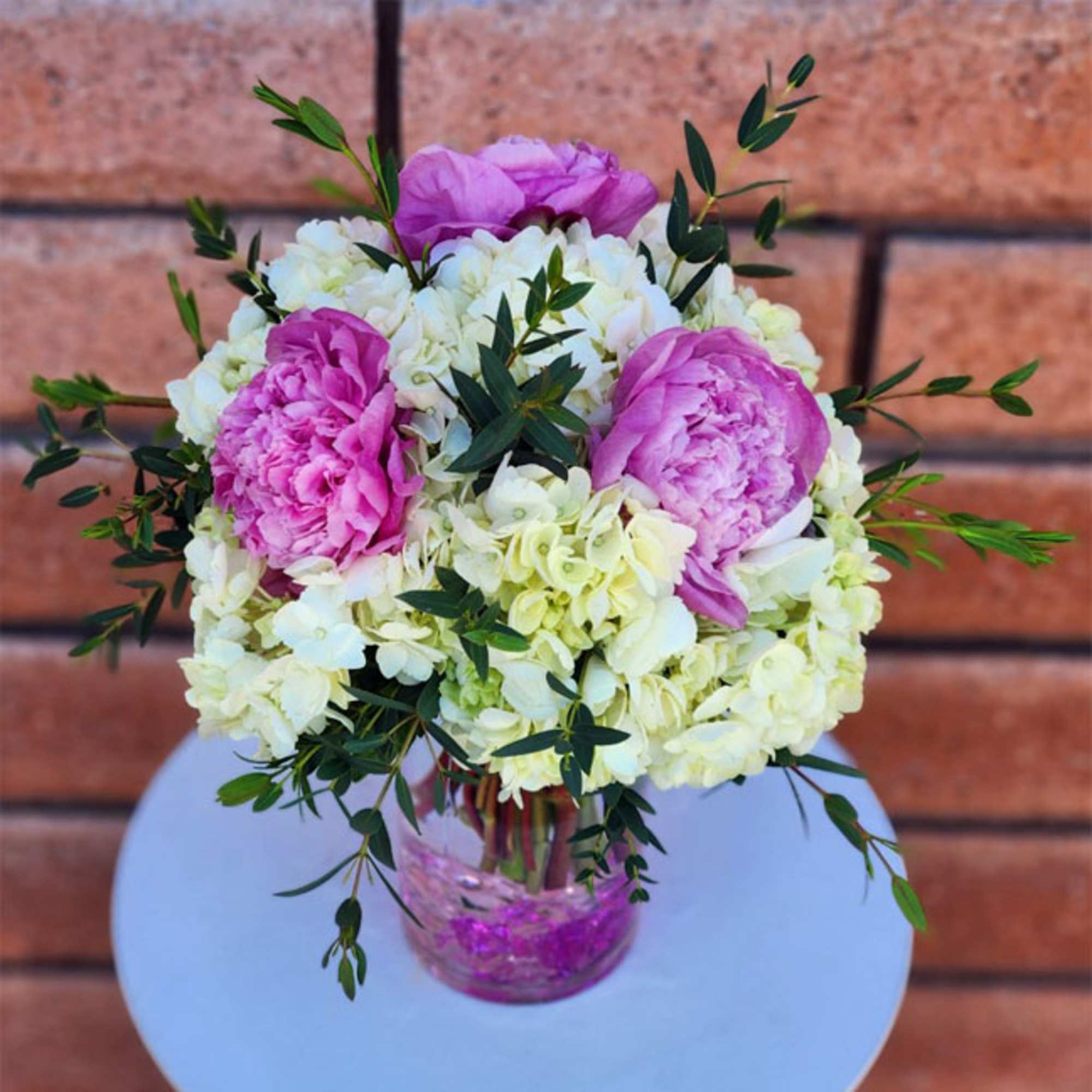 Elegant Hydrangea &amp; Peony Flower Arrangement with Eucalyptus in Clear Glass Vase

Bring