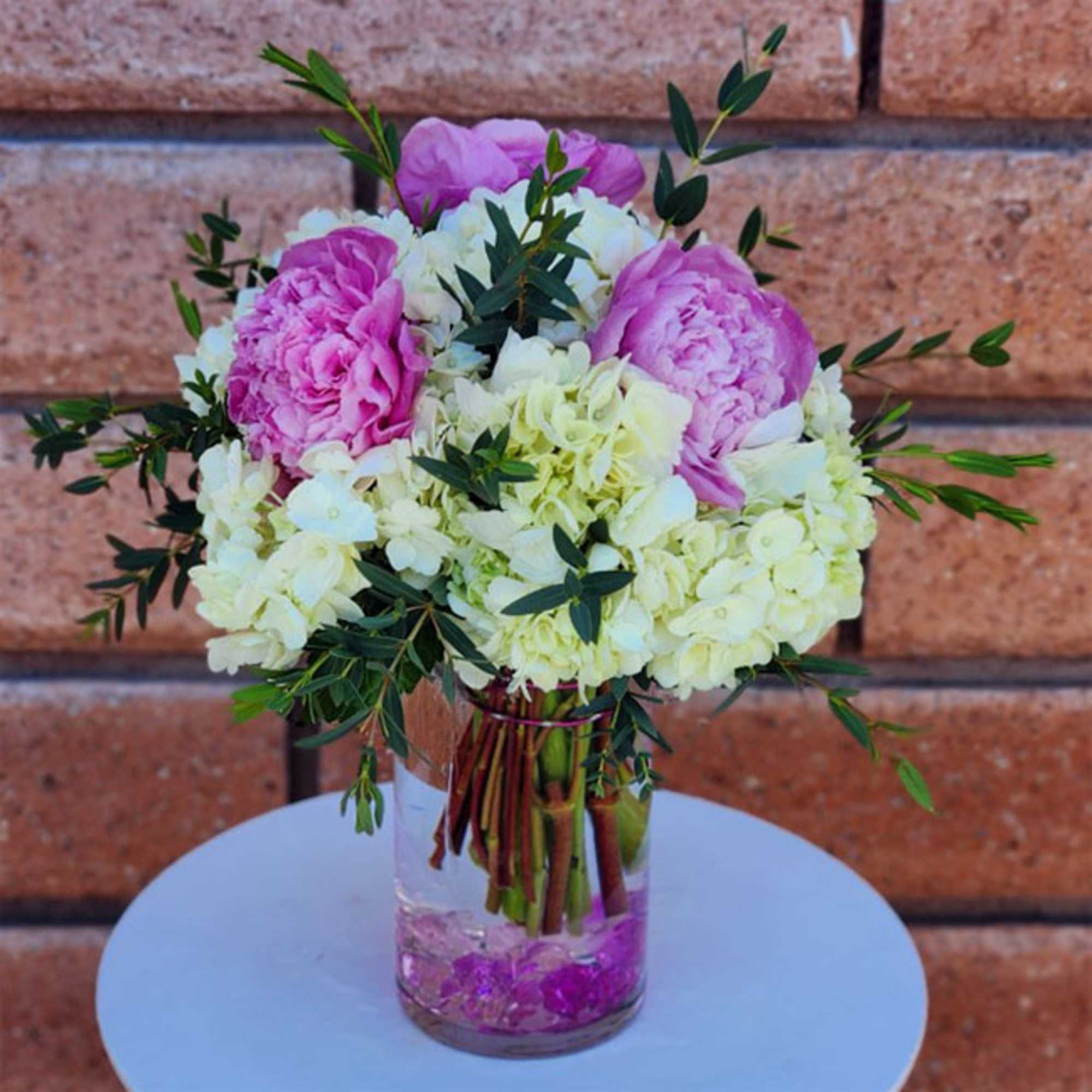 Elegant Hydrangea &amp; Peony Flower Arrangement with Eucalyptus in Clear Glass Vase

Bring