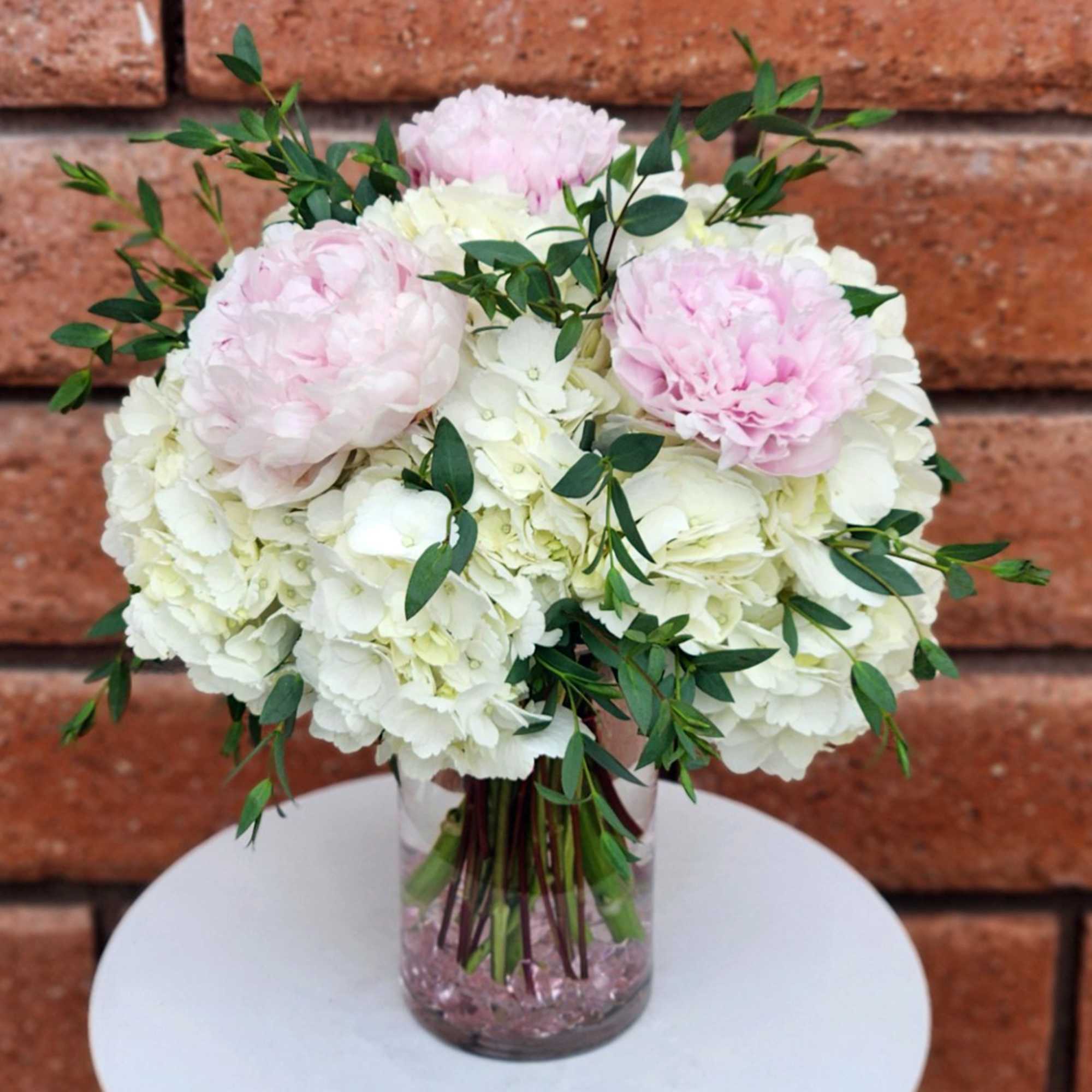 Elegant Hydrangea &amp; Peony Flower Arrangement with Eucalyptus in Clear Glass Vase

Bring