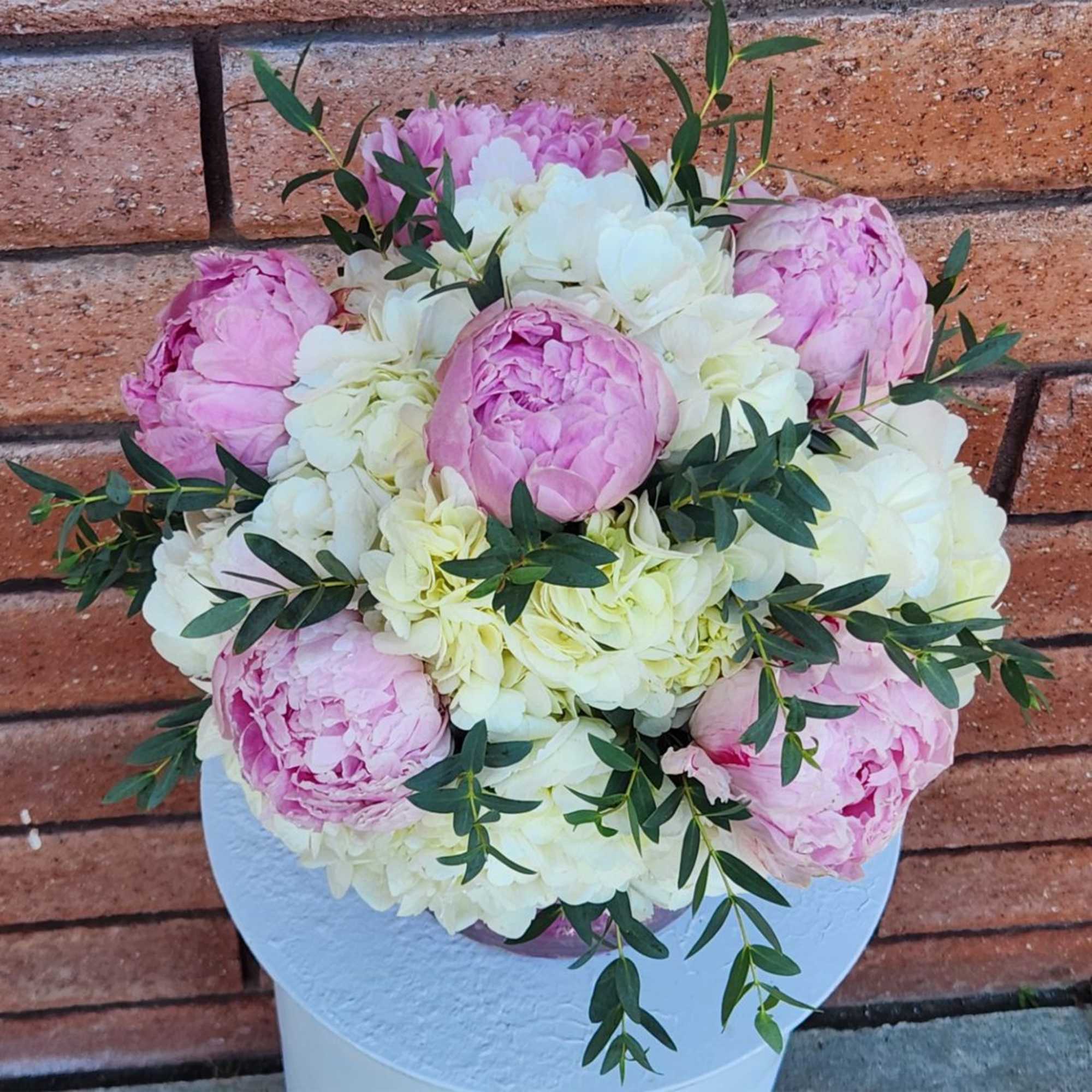 Elegant Hydrangea &amp; Peony Flower Arrangement with Eucalyptus in Clear Glass Vase

Bring
