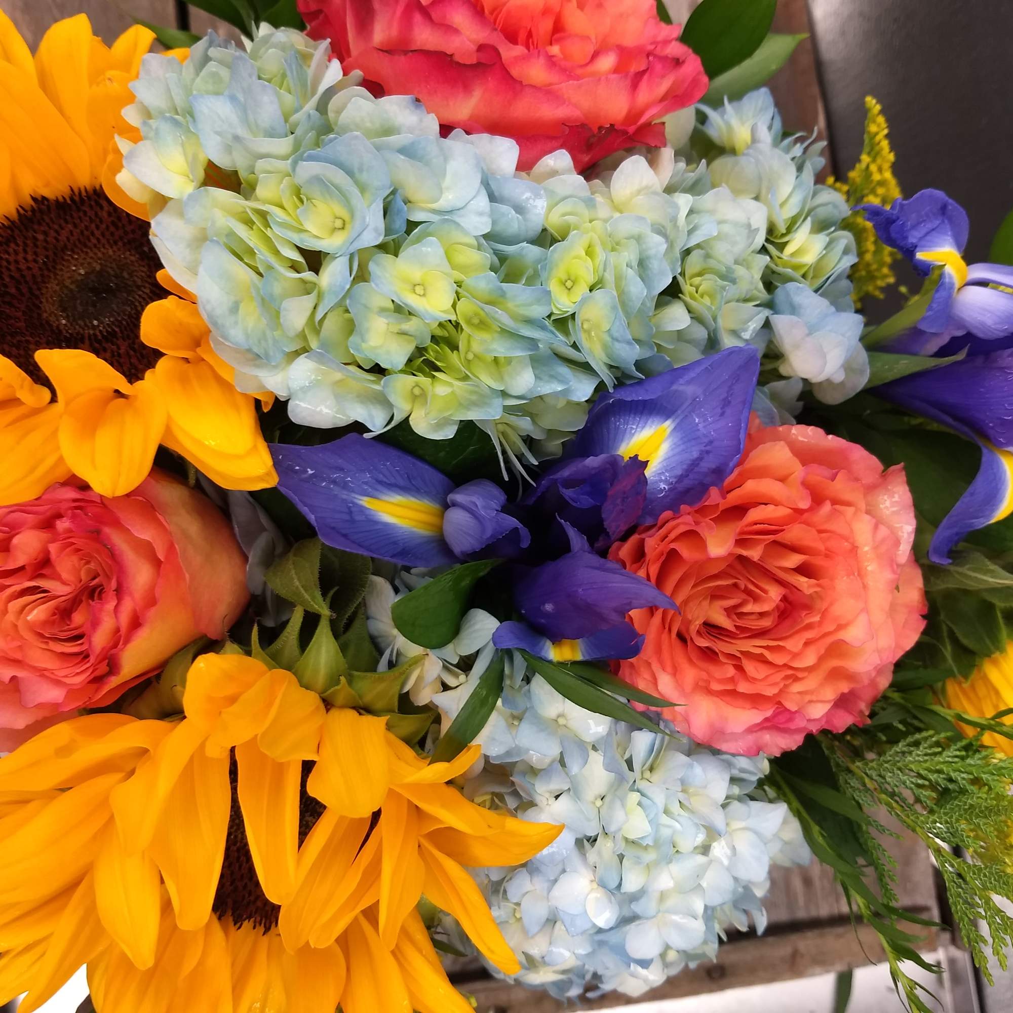 The Munroe
A timeless arrangement inspired by the golden hues of a summer The Munroe
A timeless arrangement inspired by the golden hues of a summer