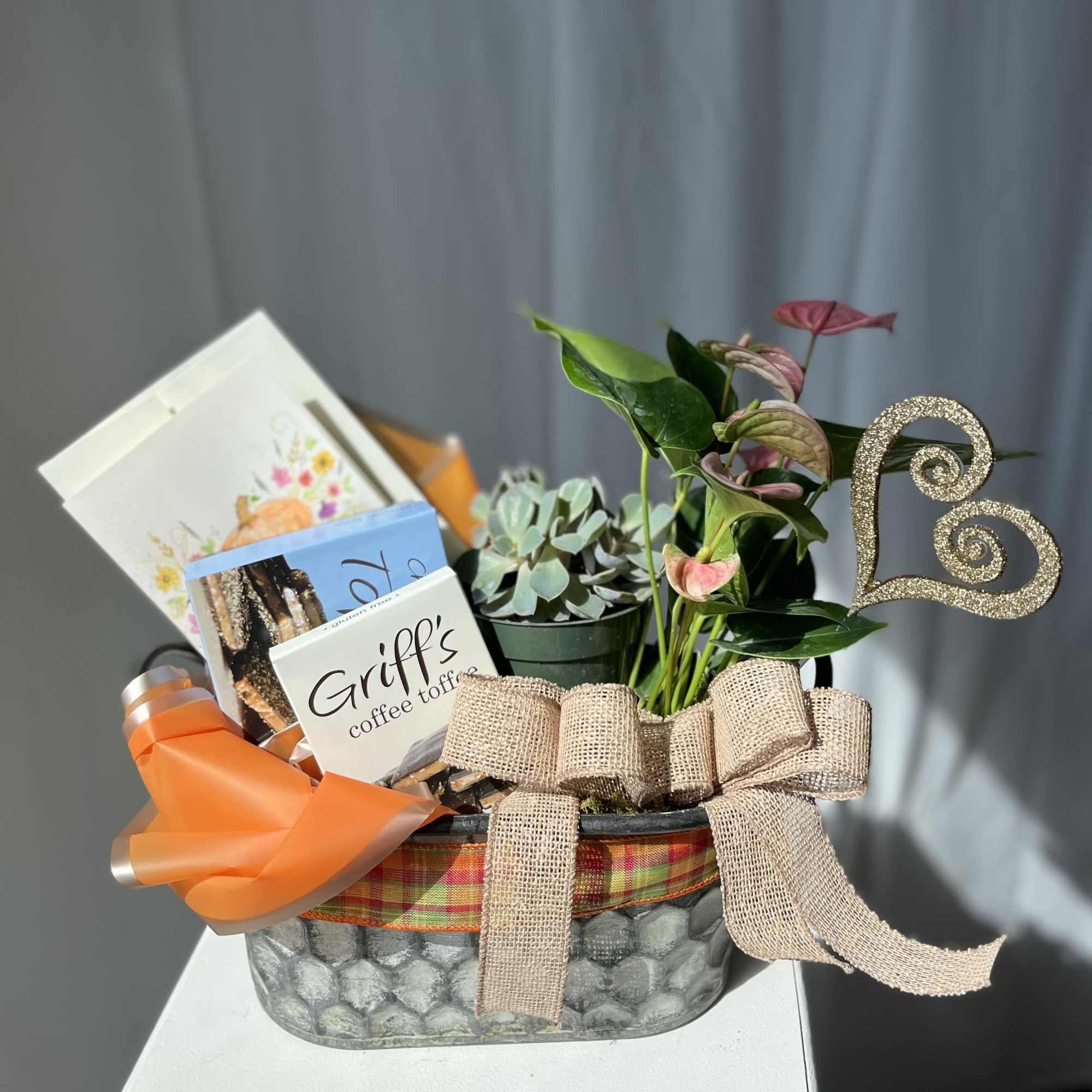 Celebrate the autumn season with this adorable gift baset. This basket includes