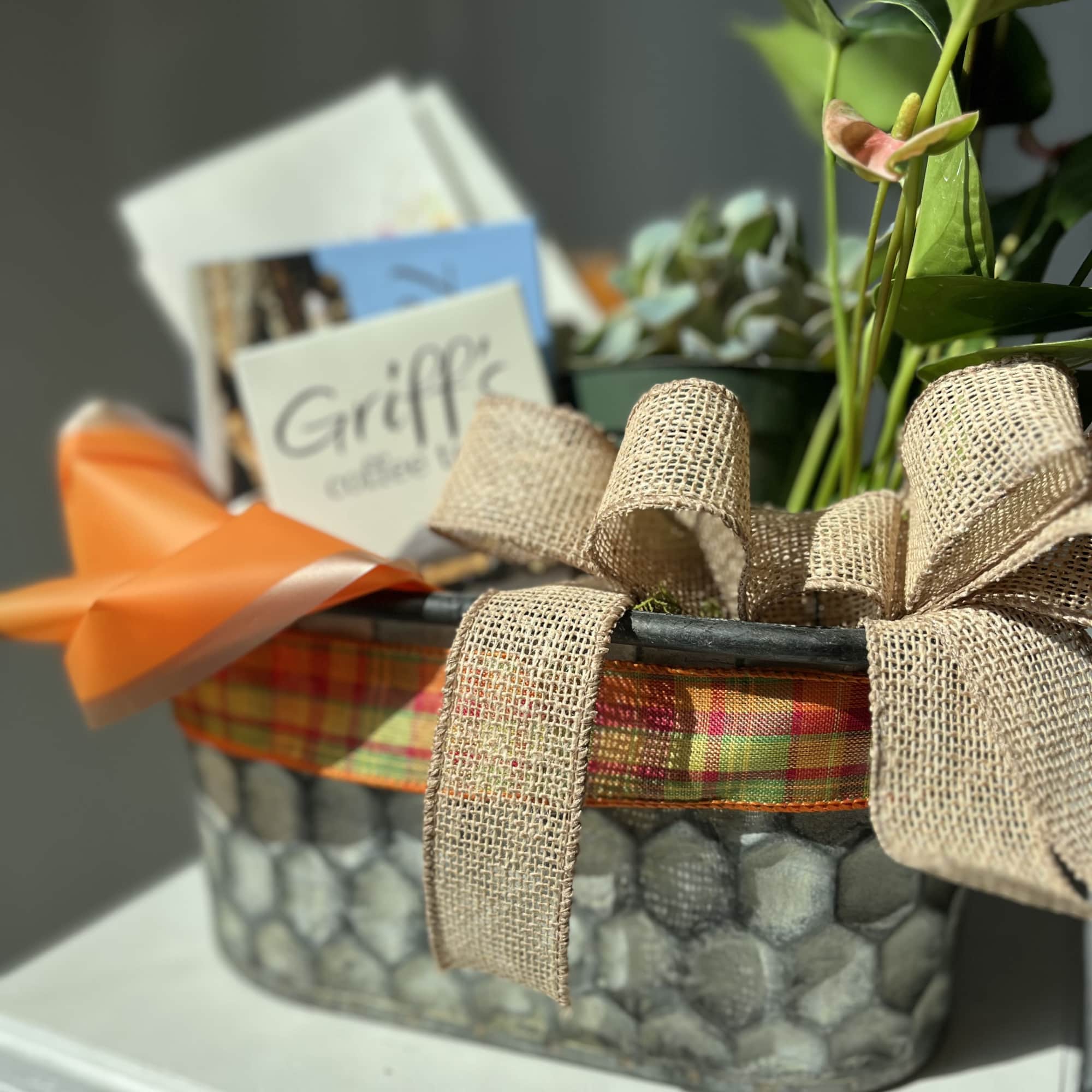 Celebrate the autumn season with this adorable gift baset. This basket includes