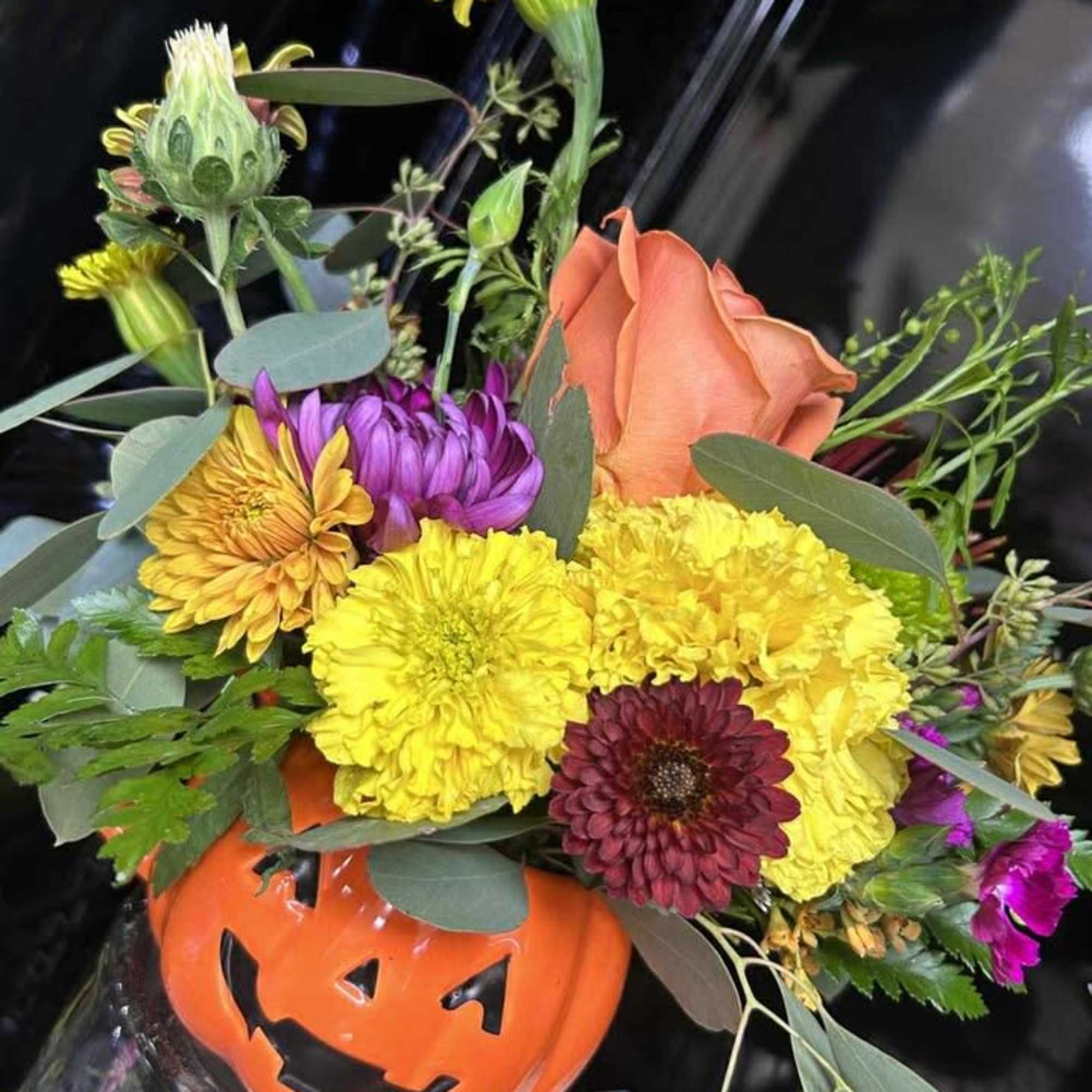 Designer&rsquo;s choice spooky mug: choose between a pumpkin or a skull design