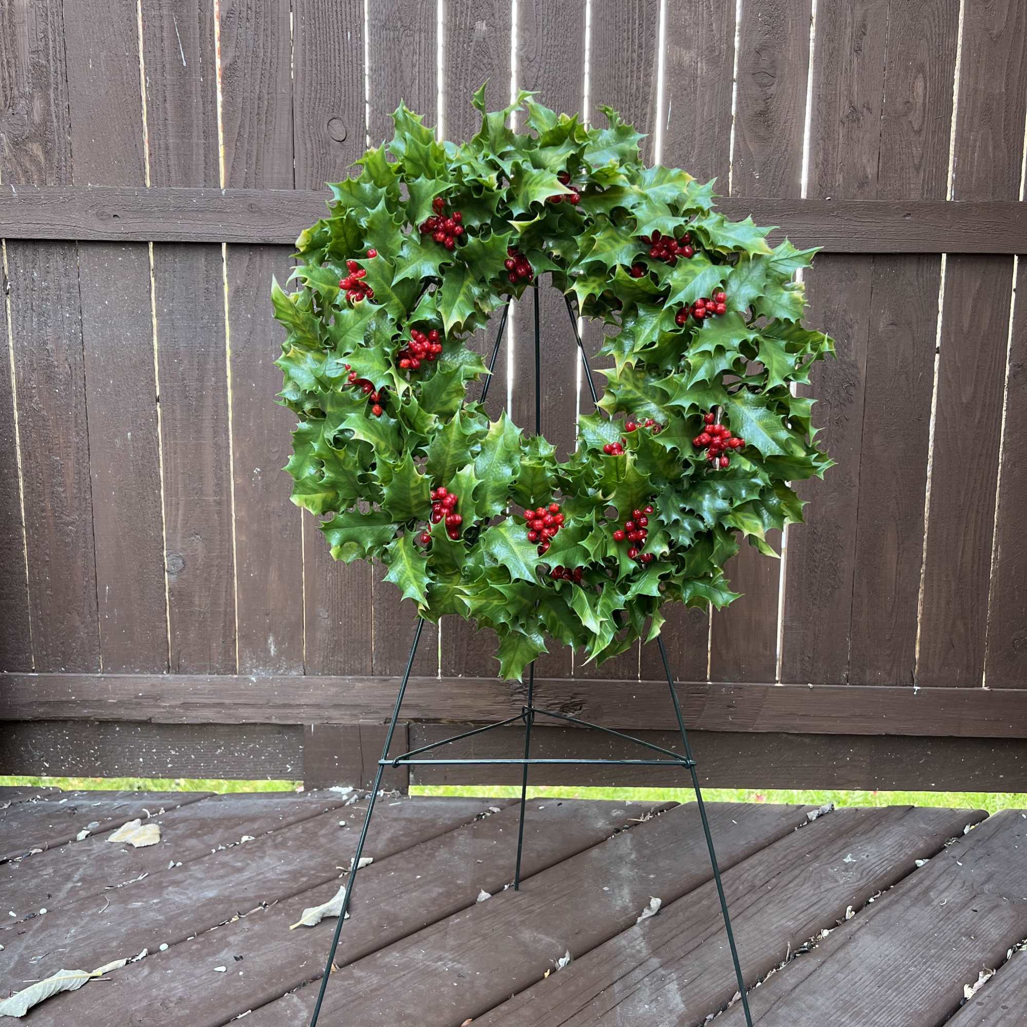 Decorate and remember a loved one&#039;s grave with this reusable, plastic wreath