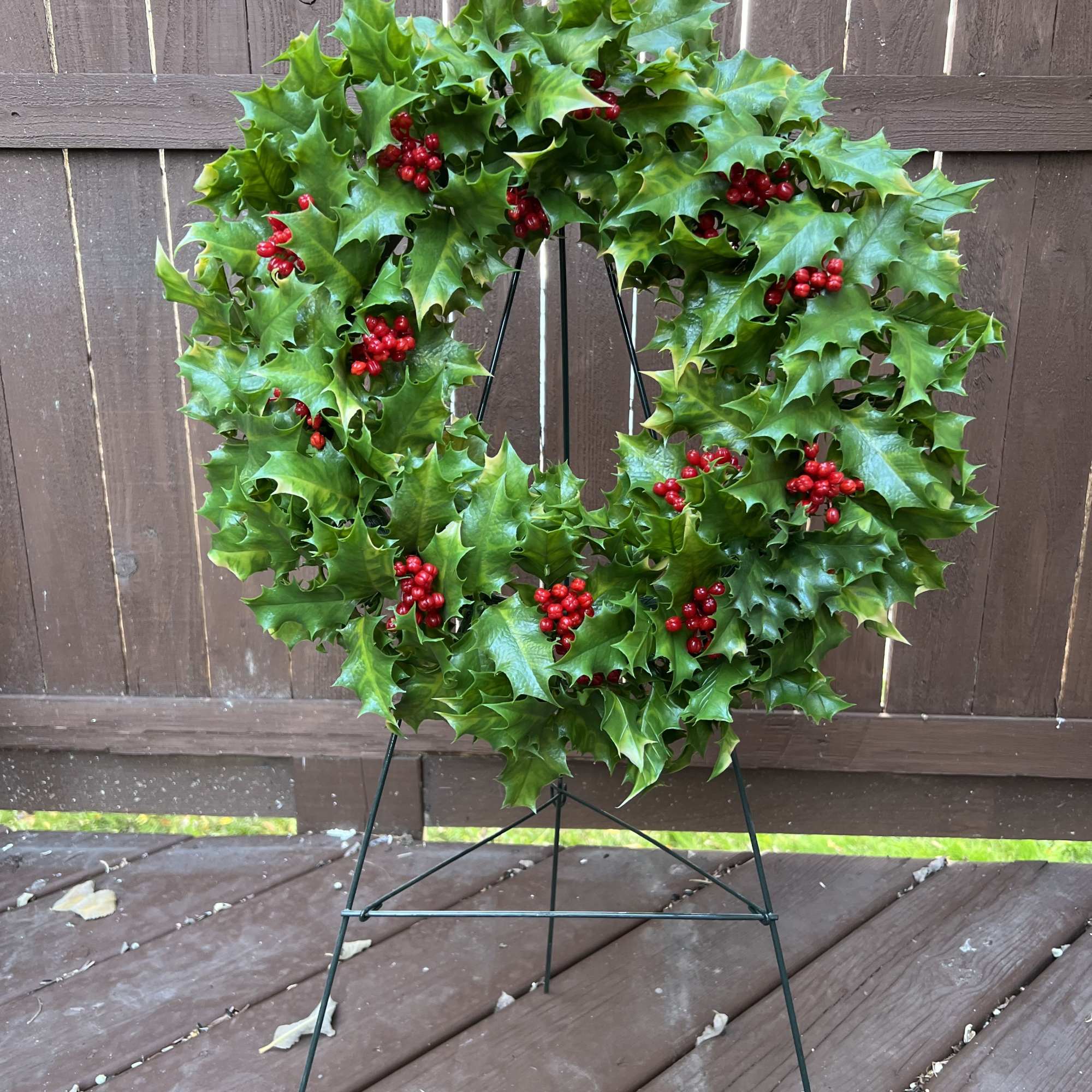 Decorate and remember a loved one&#039;s grave with this reusable, plastic wreath