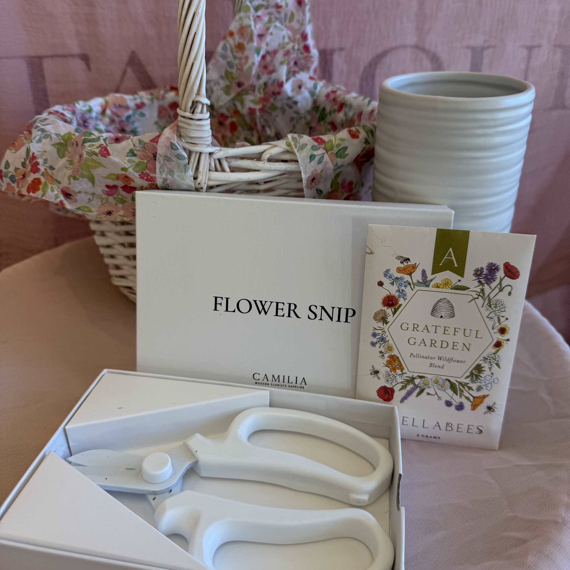 For the gardener at heart! This delightful set includes a white flower
