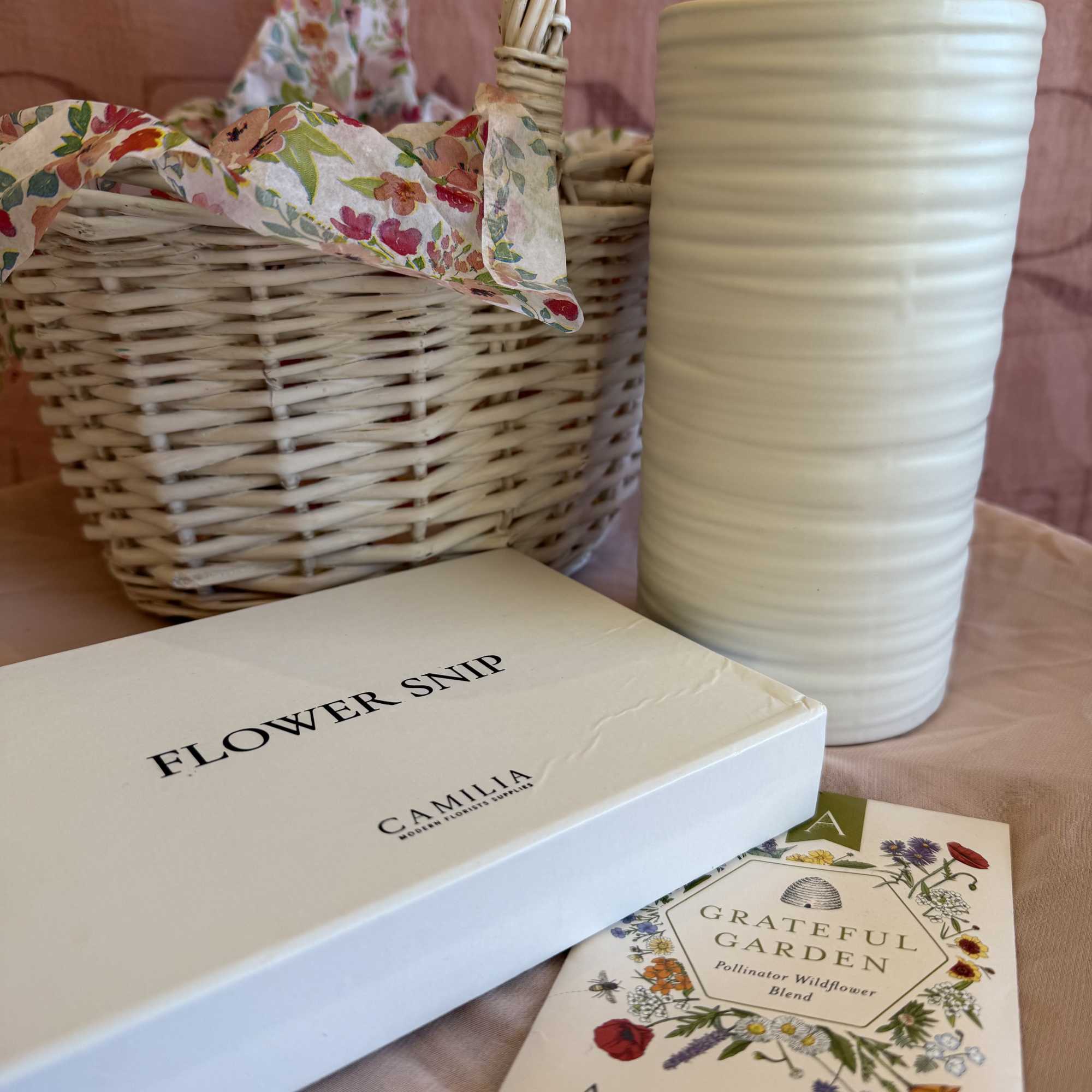 For the gardener at heart! This delightful set includes a white flower