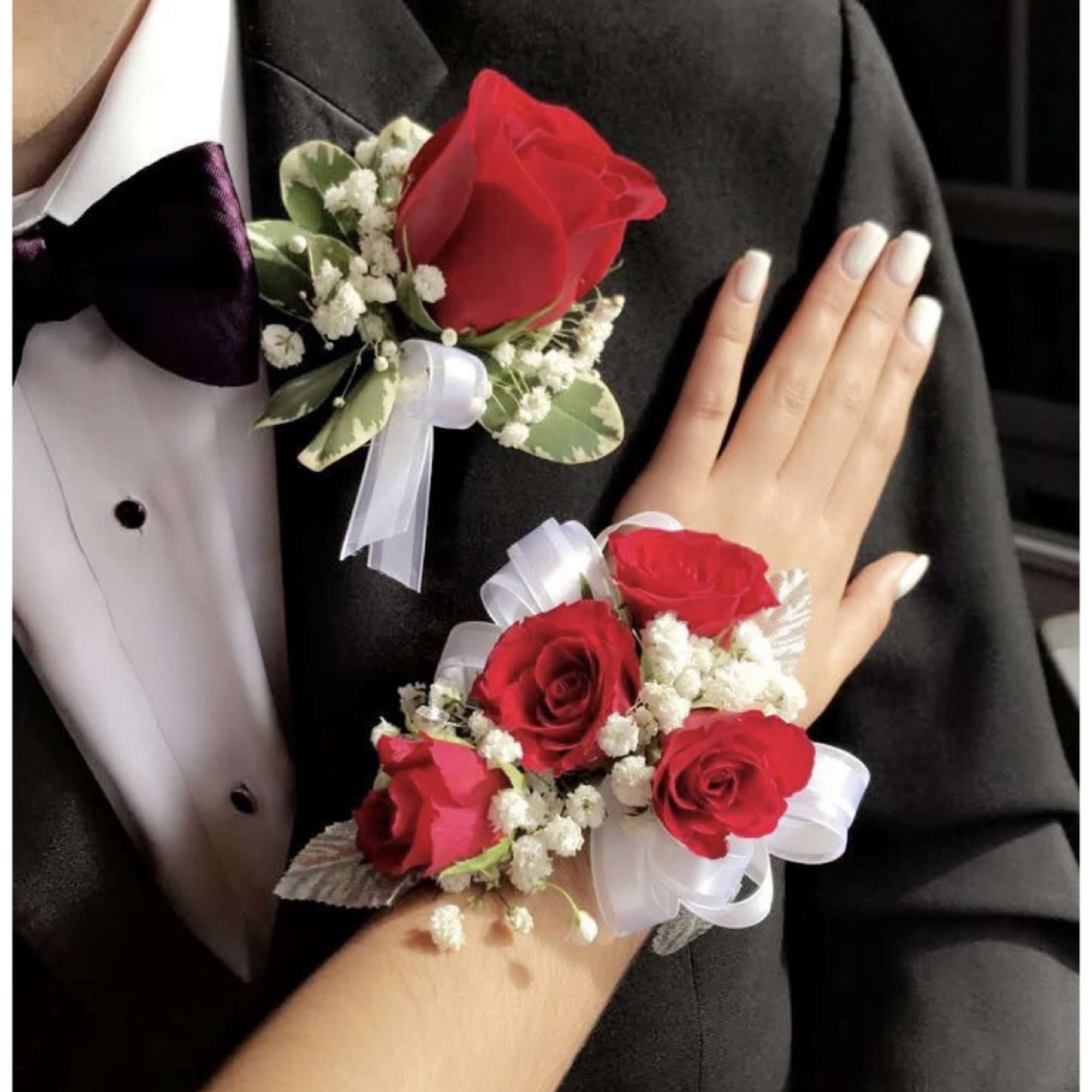 1 Set the Corsage and boutonni&egrave;re, red roses,(or another color ) 