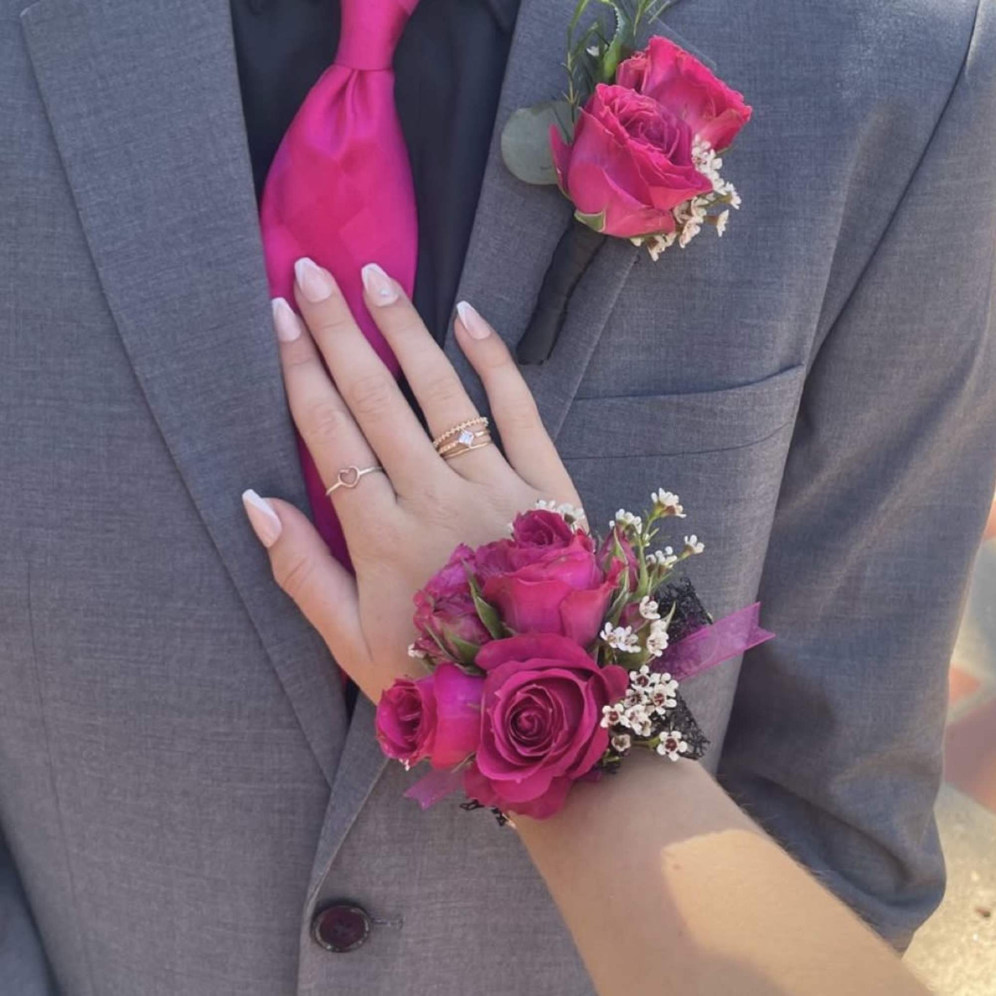 1 Set the Corsage and boutonni&egrave;re, red roses,(or another color ) 