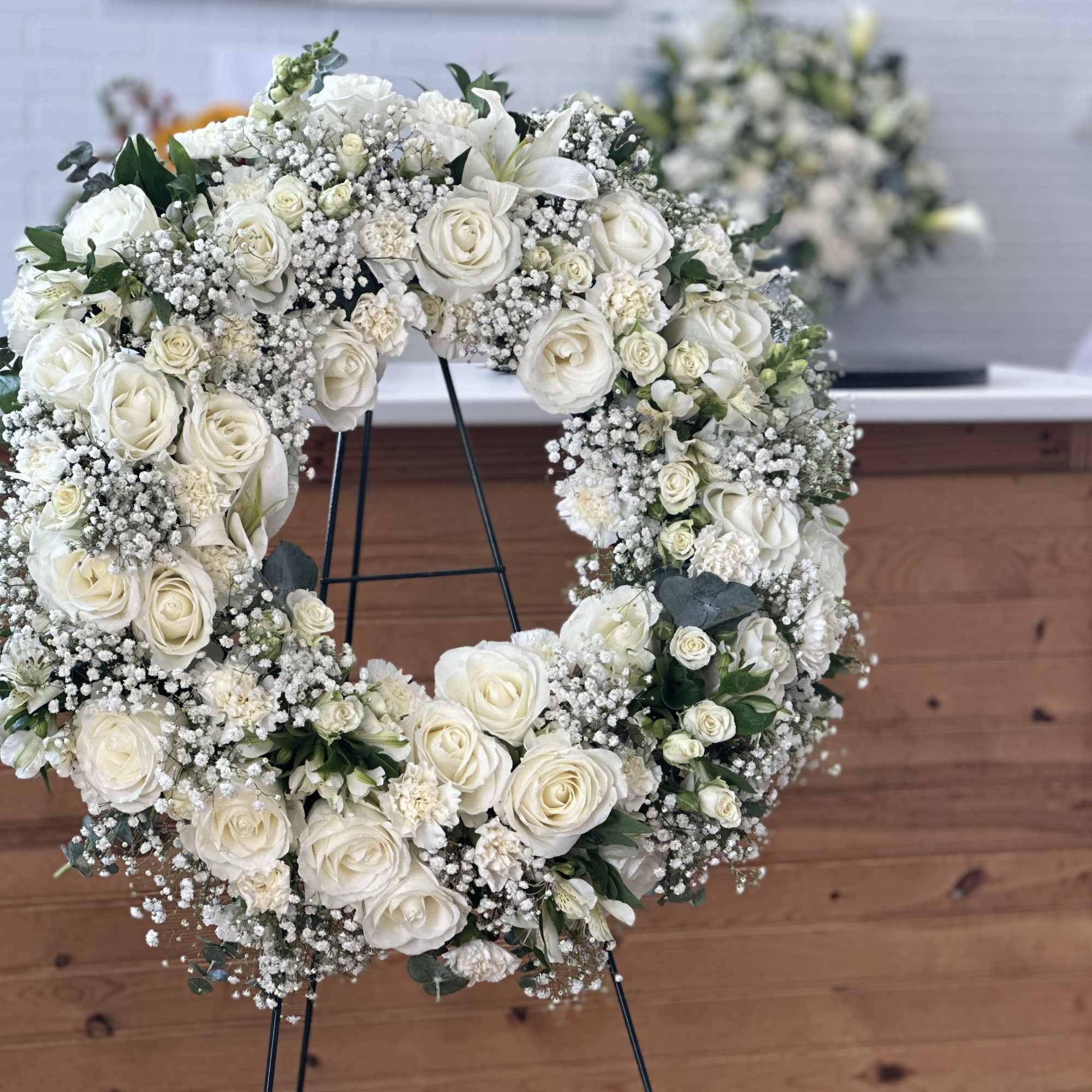 Introducing the "Blanc Femme Memorial Wreath," a round wreath composed entirely of