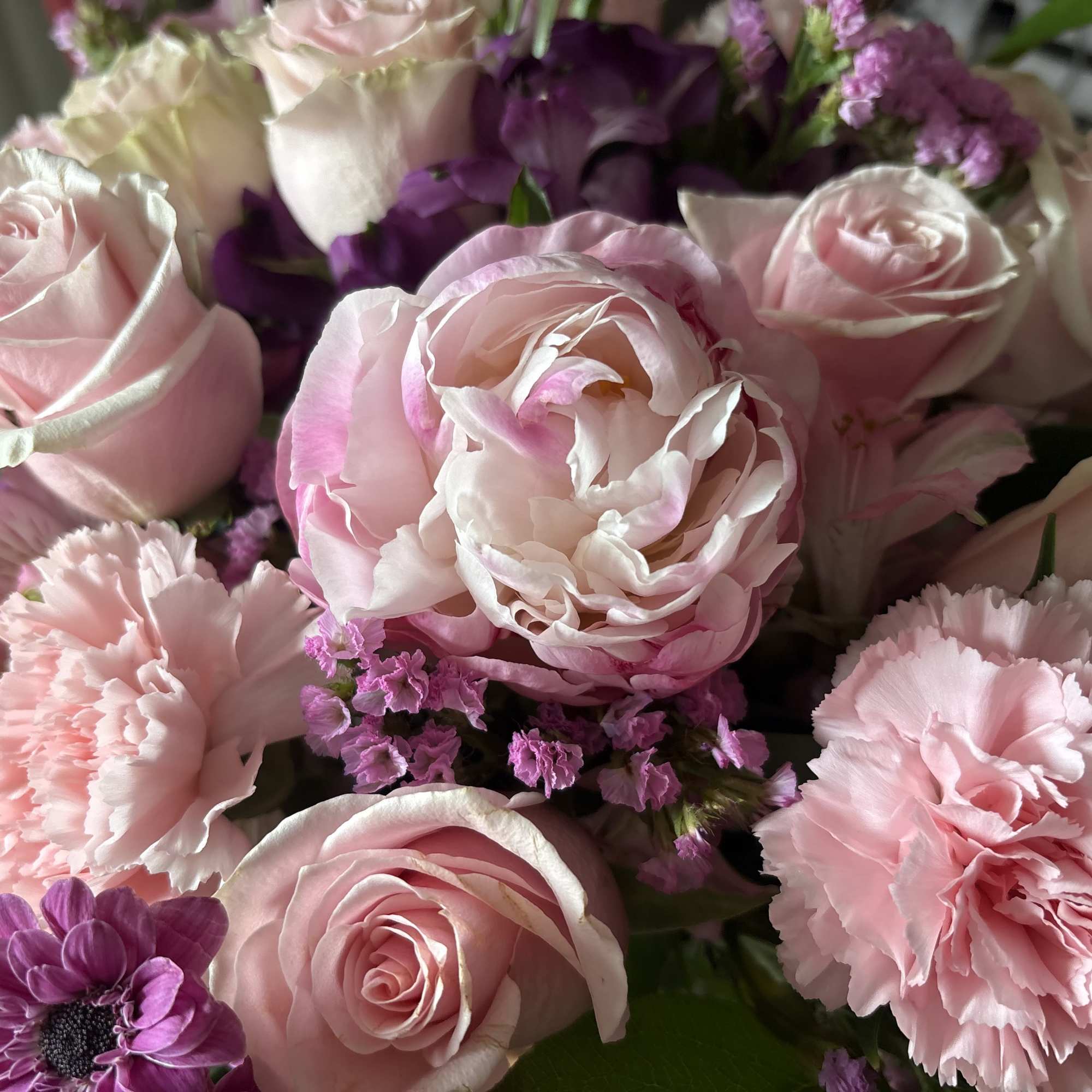 Primium roses, together with seasonal flowers, delicate wrapped with Korean paper.