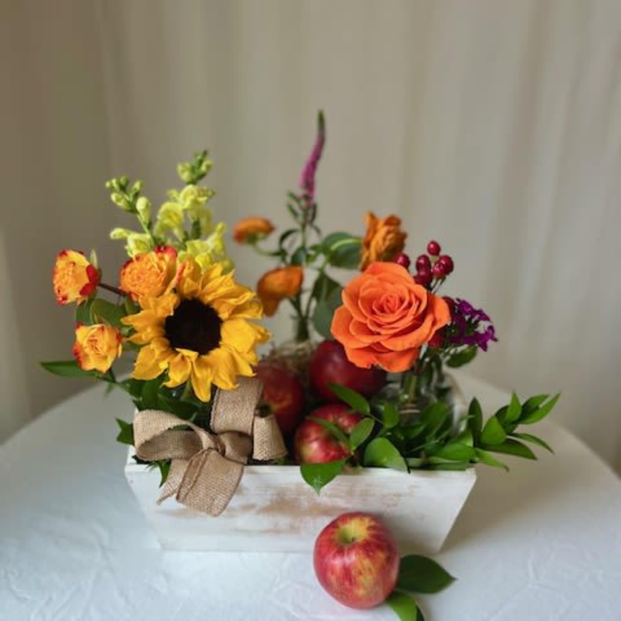 Welcome autumn in your home with the Fall Harvest Basket! (only 2