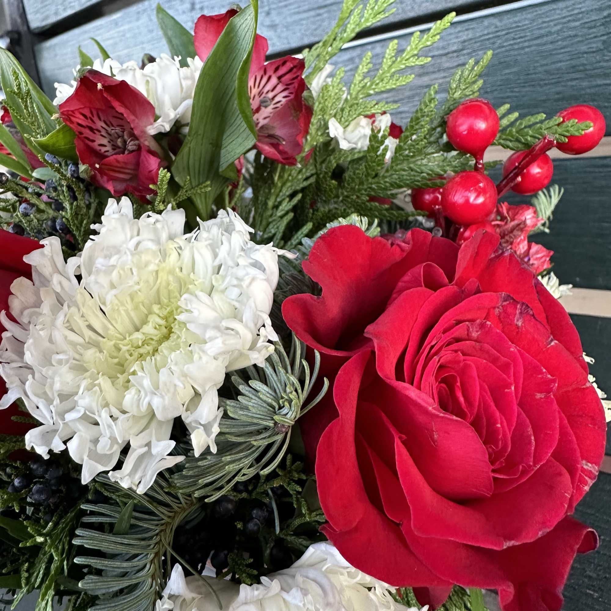 Red, White and Green in a Cardinal vase.
Fresh cut and always hand