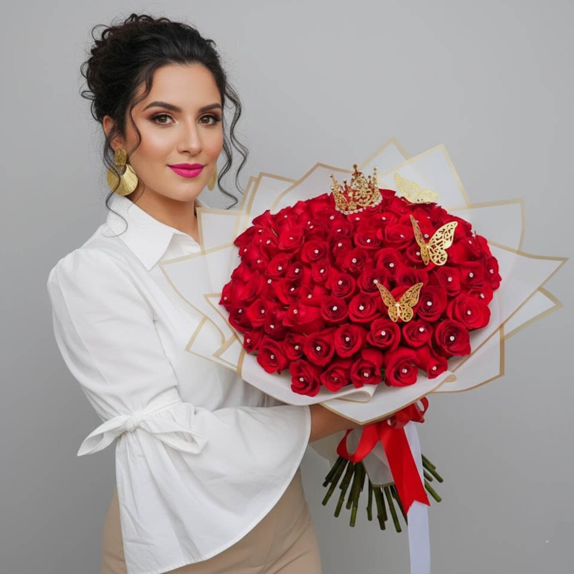 Nuestro distinguido ramo de 100 rosas rojas. Este impresionante arreglo no solo