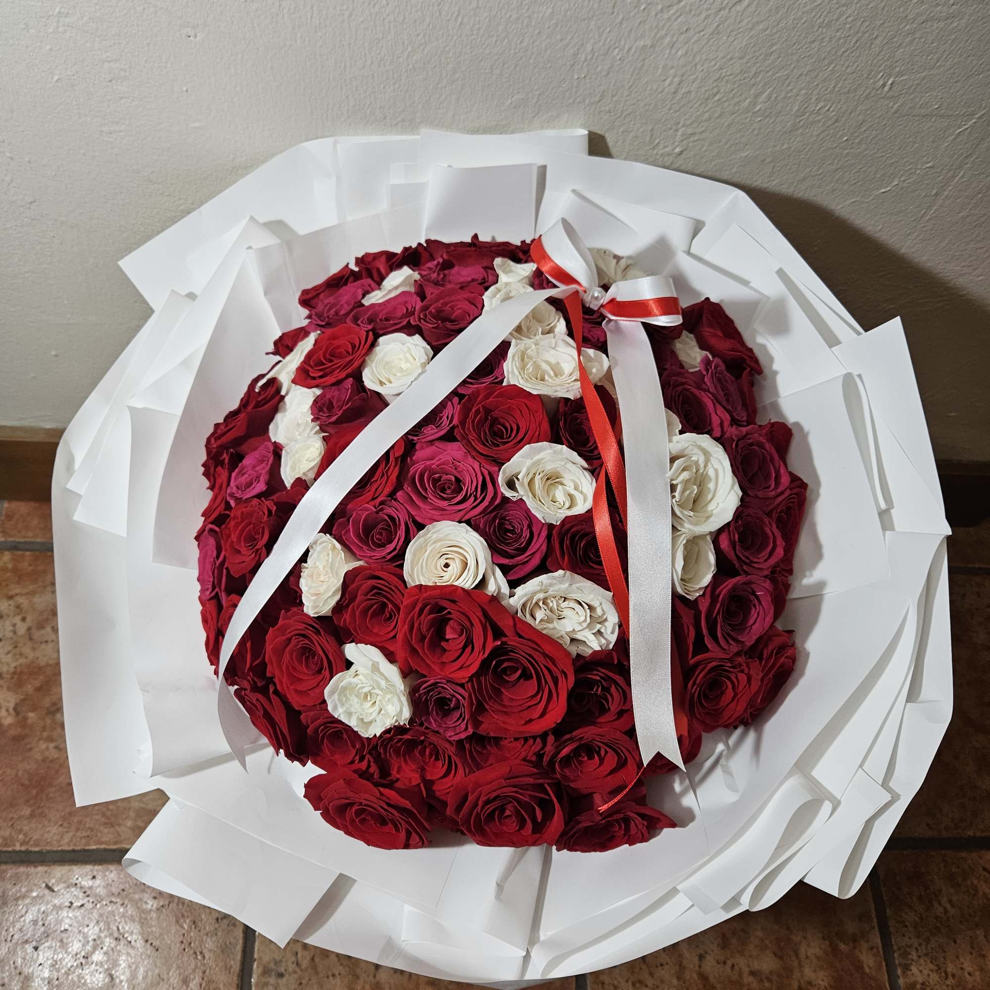 Este ramo es un tributo a la elegancia y la intensidad, dise&ntilde;ado