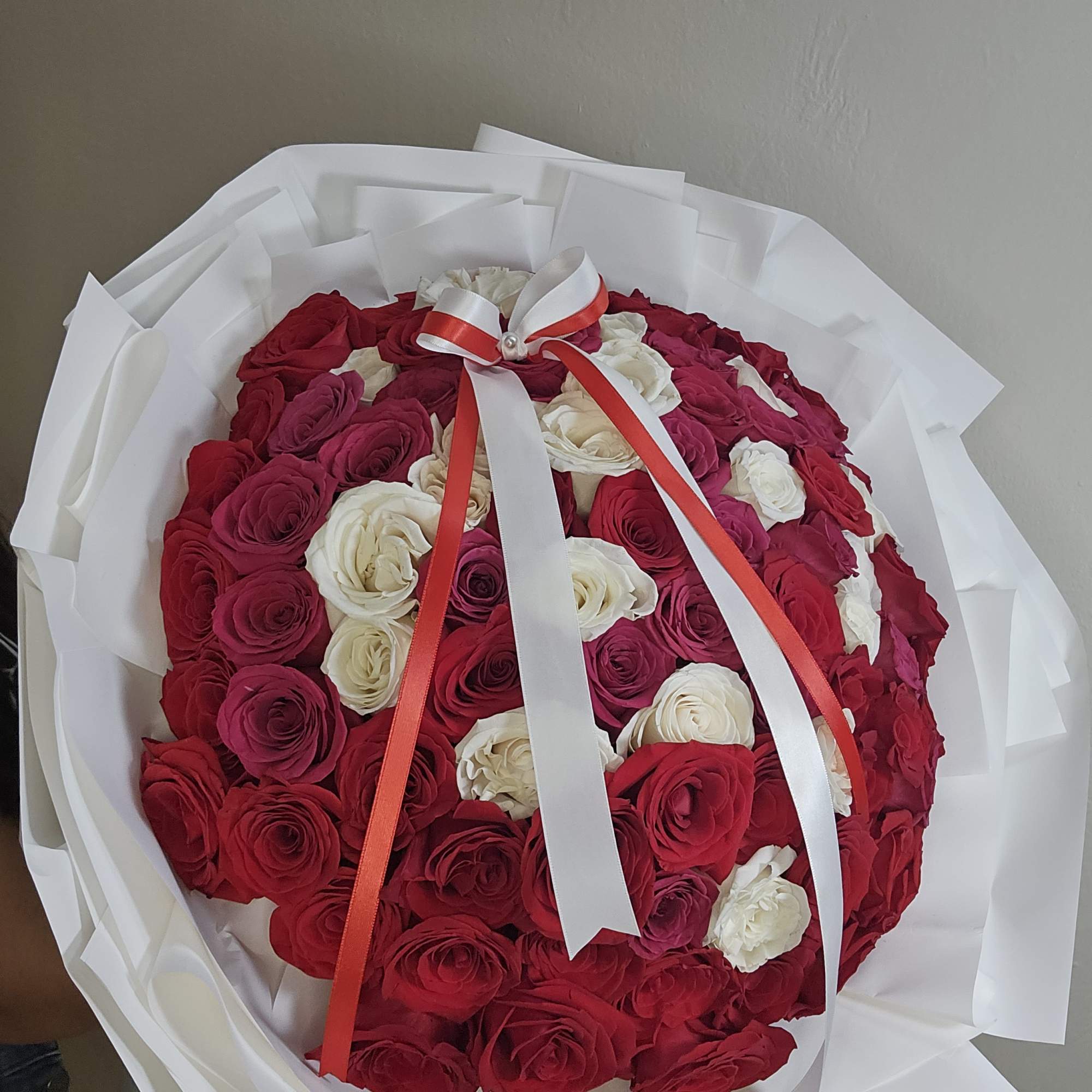 Este ramo es un tributo a la elegancia y la intensidad, dise&ntilde;ado