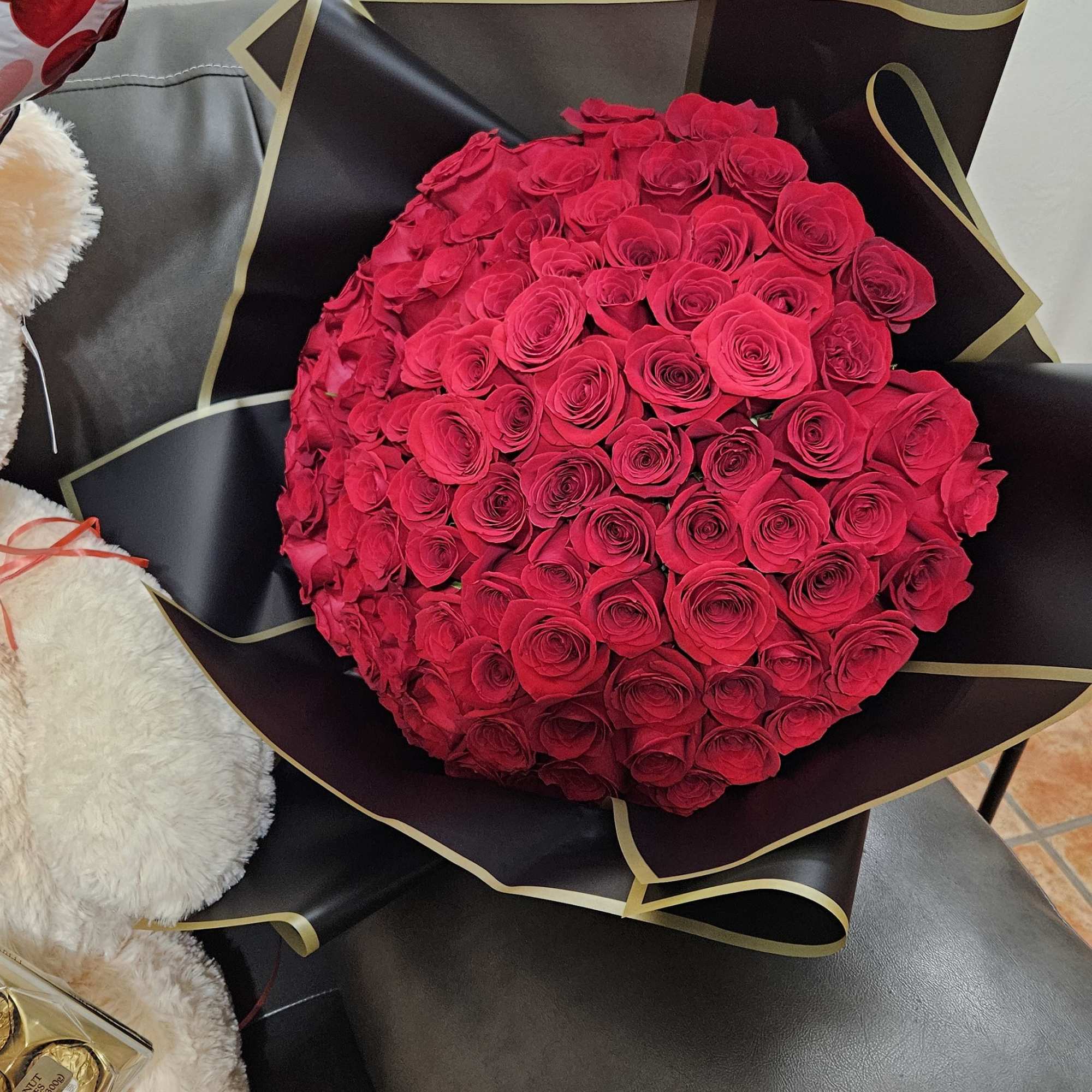 Este ramo majestuoso es una declaraci&oacute;n de amor y admiraci&oacute;n. Cien rosas