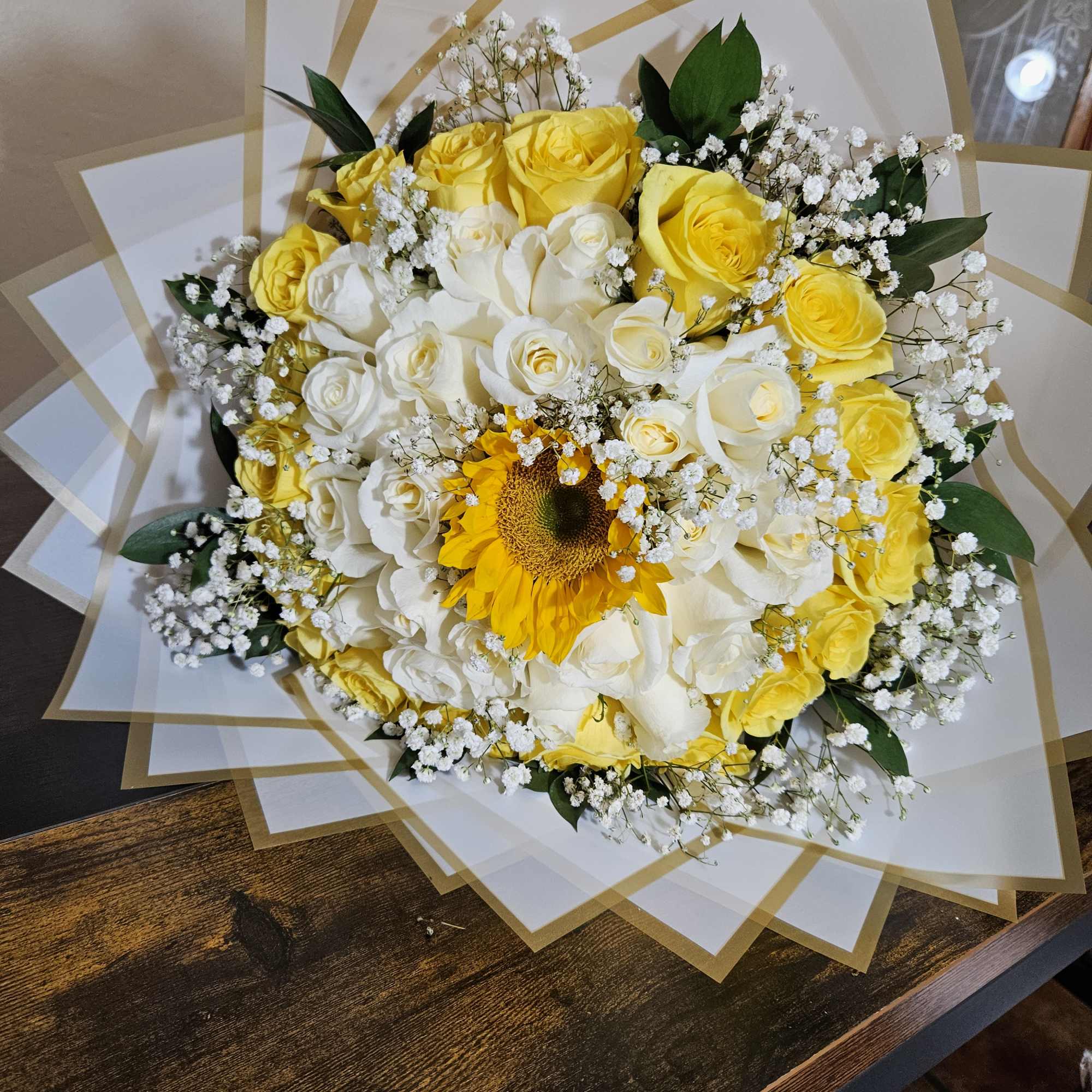 Este impresionante ramo presenta una combinaci&oacute;n armoniosa de flores cuidadosamente seleccionadas, incluyendo