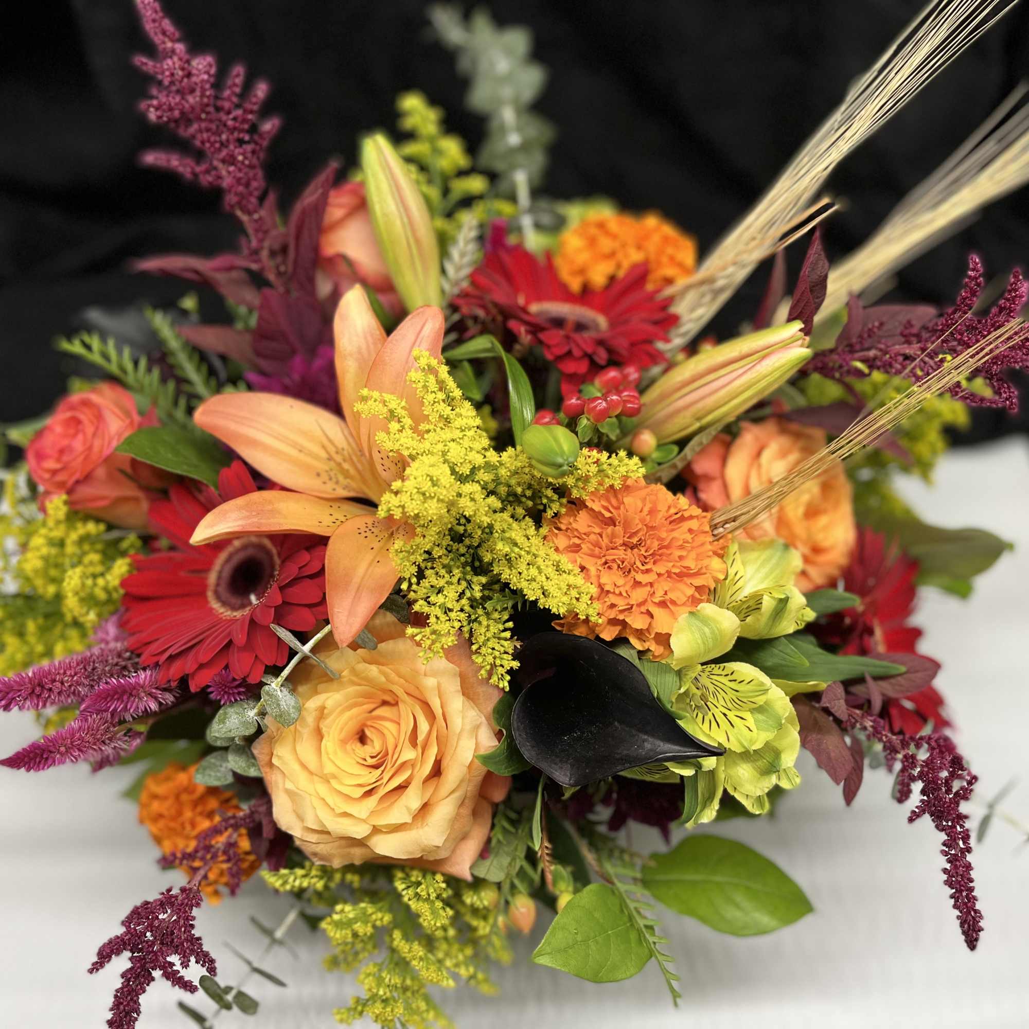 This  beautiful traditional table centerpiece is perfect to celebrate Autumn and