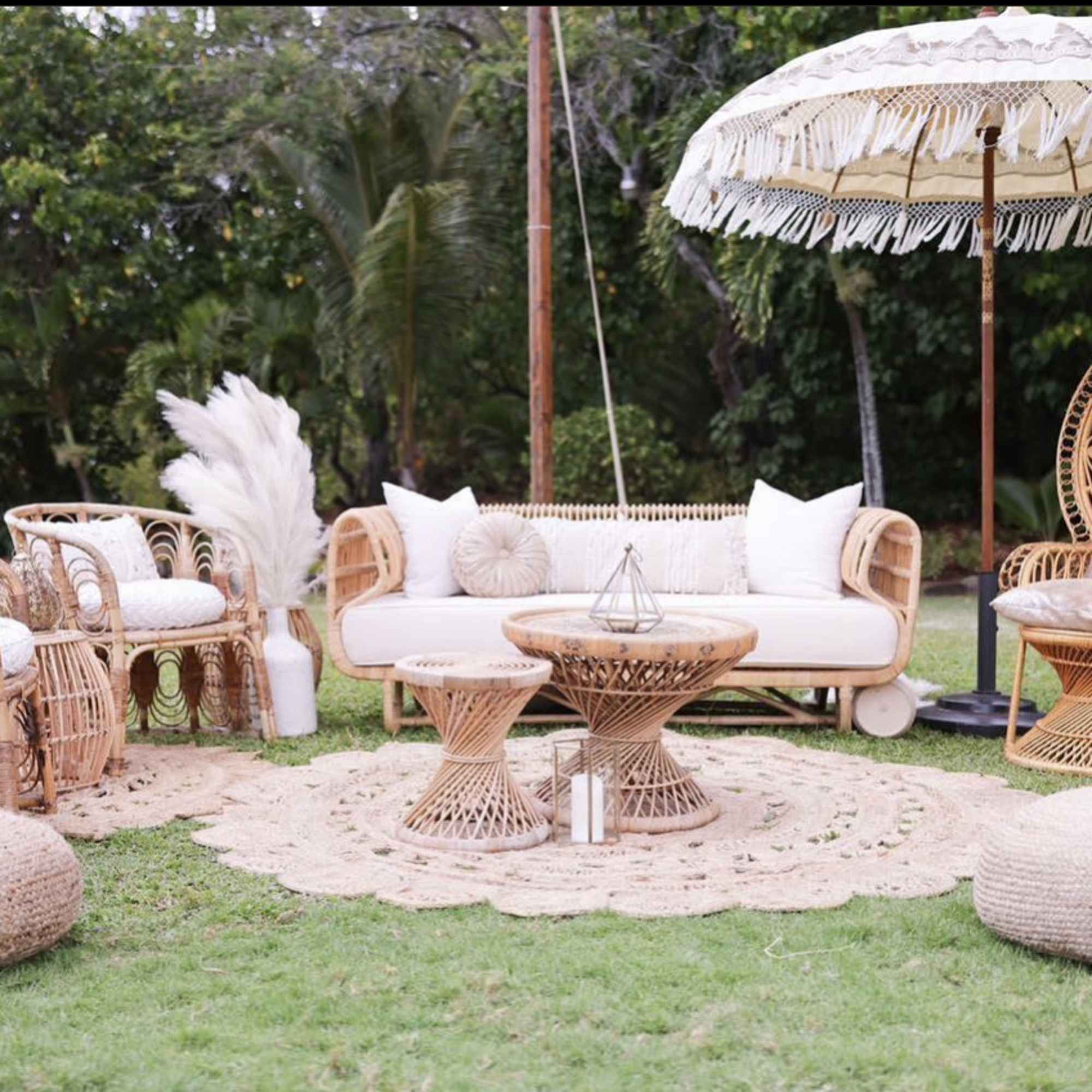 
This pack includes 11  elegant  tropical table arrangements 8 medium