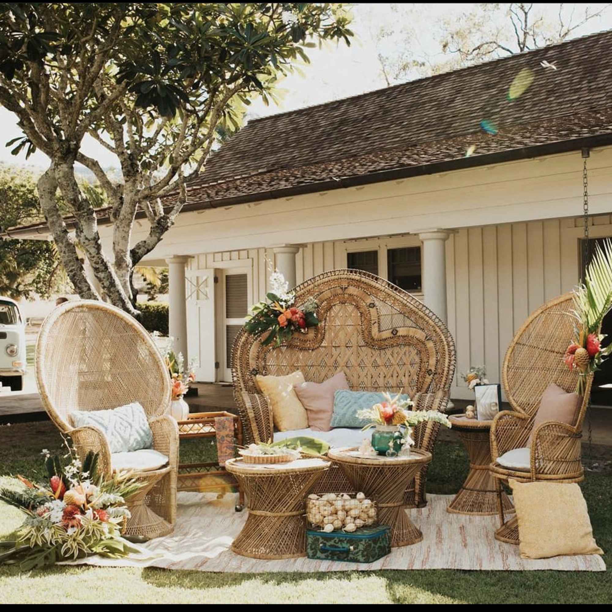 
This pack includes 11  elegant  tropical table arrangements 8 medium