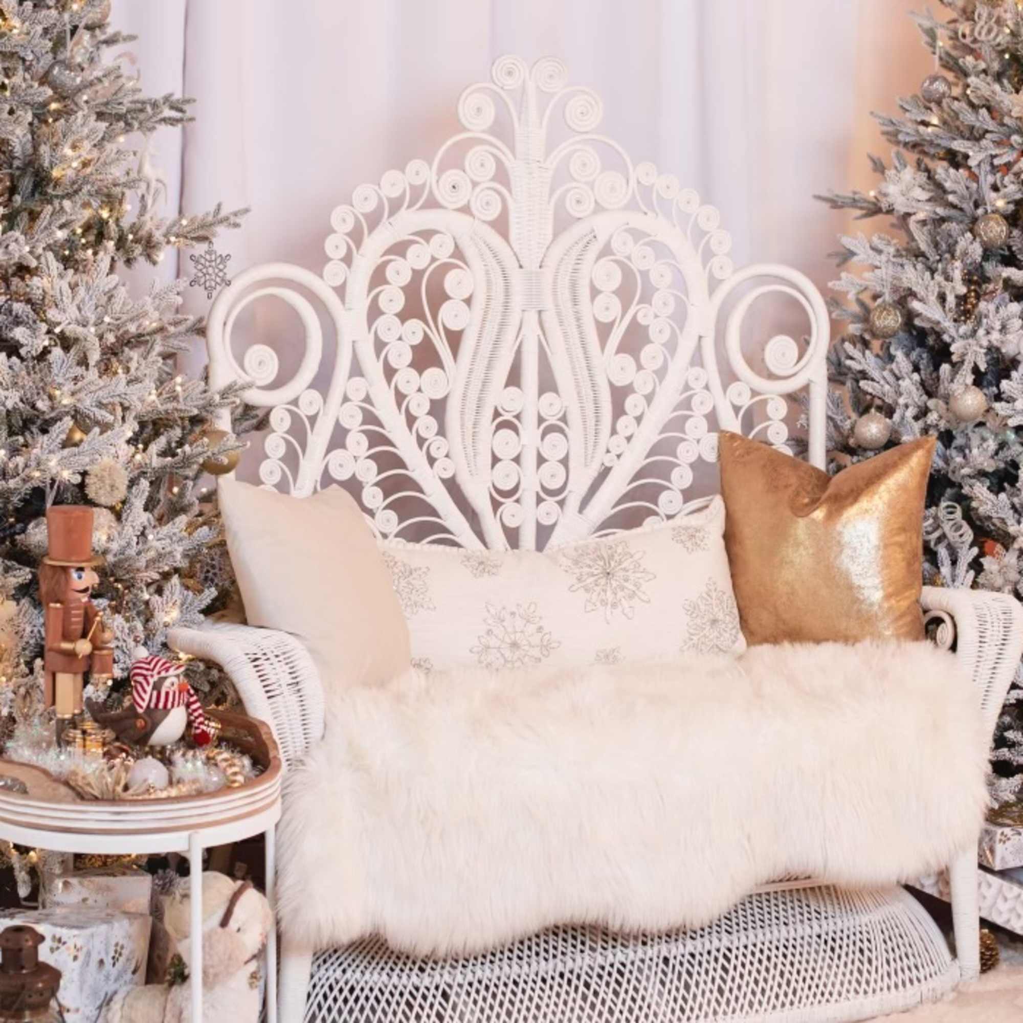 
This pack includes 11  elegant  tropical table arrangements 8 medium