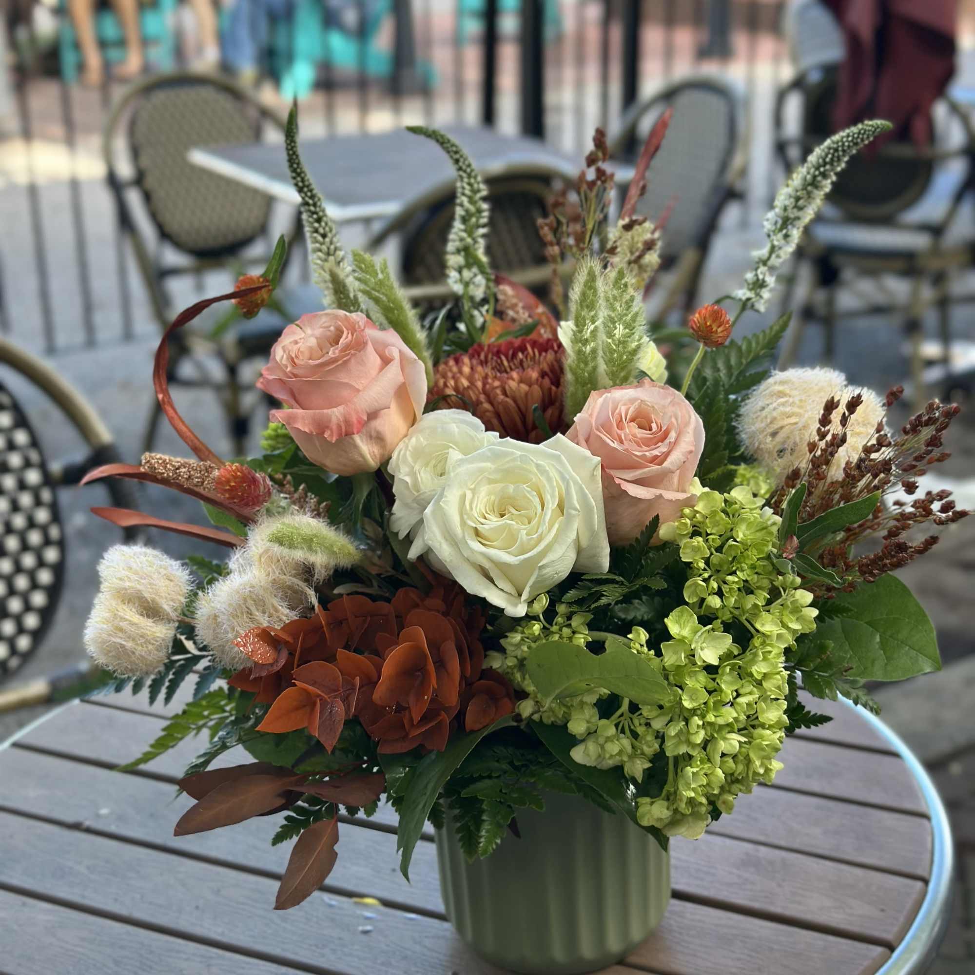 Inspired by the quiet elegance of autumn, this arrangement blends soft neutral