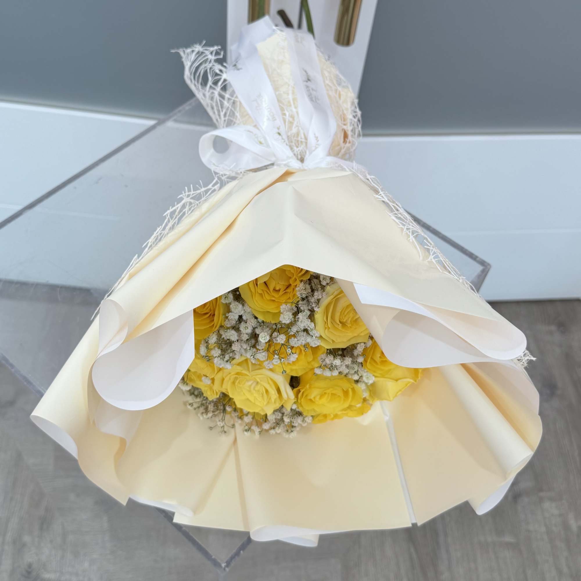 Elegant composition of Roses and baby breath bouquet. 

Beautifully wrapped with our