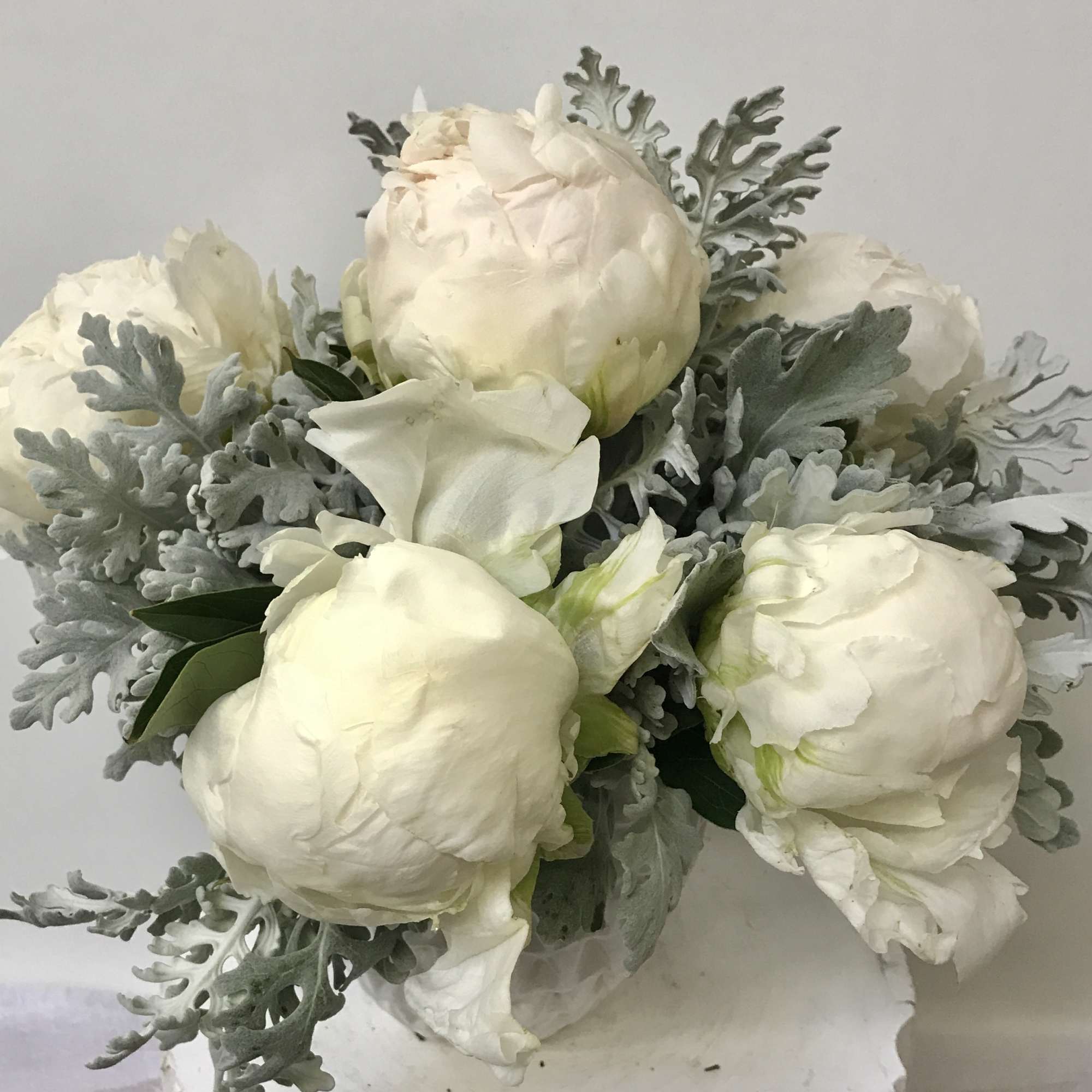 5 Beautiful peonies in clear glass vase
What a small!!!!!!!!!
Can be white, pink