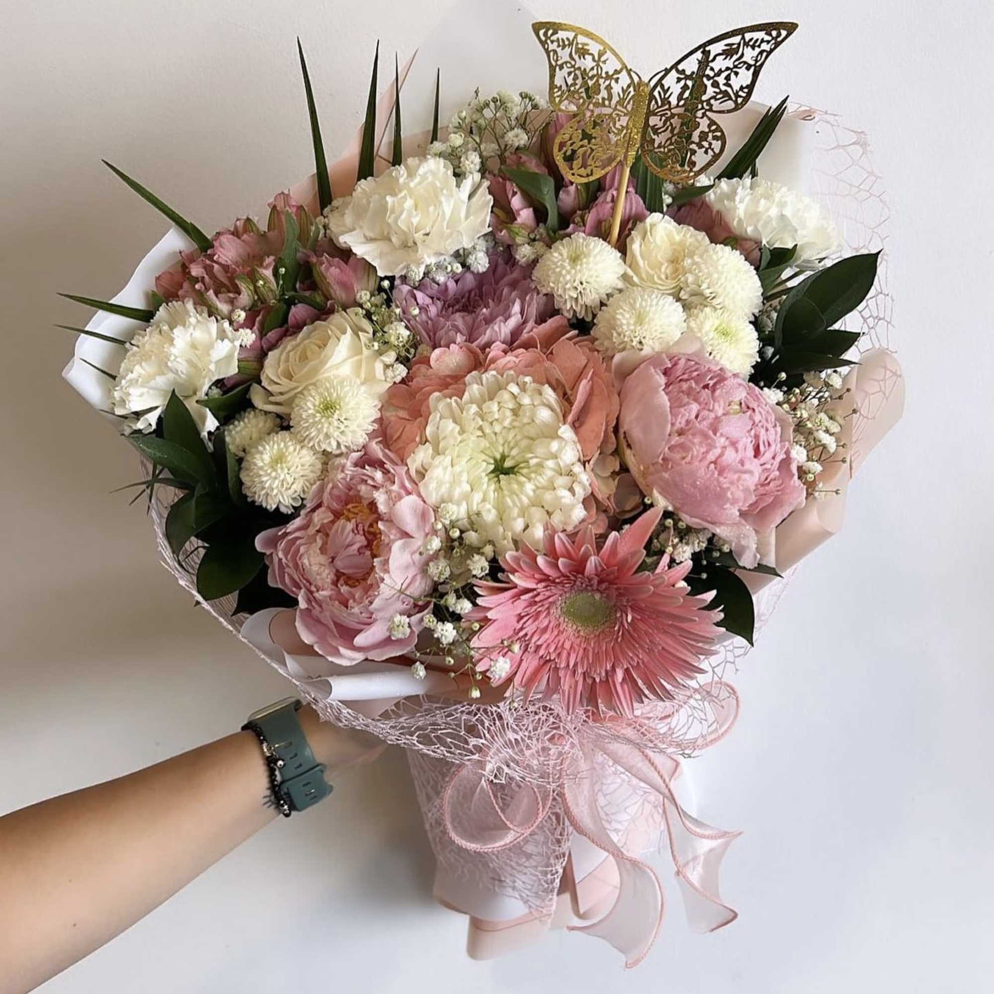 MAY BE WRAPPED DIFFERNTLY AND HAVE DIFFERNT FLOWERS. Just a mix of