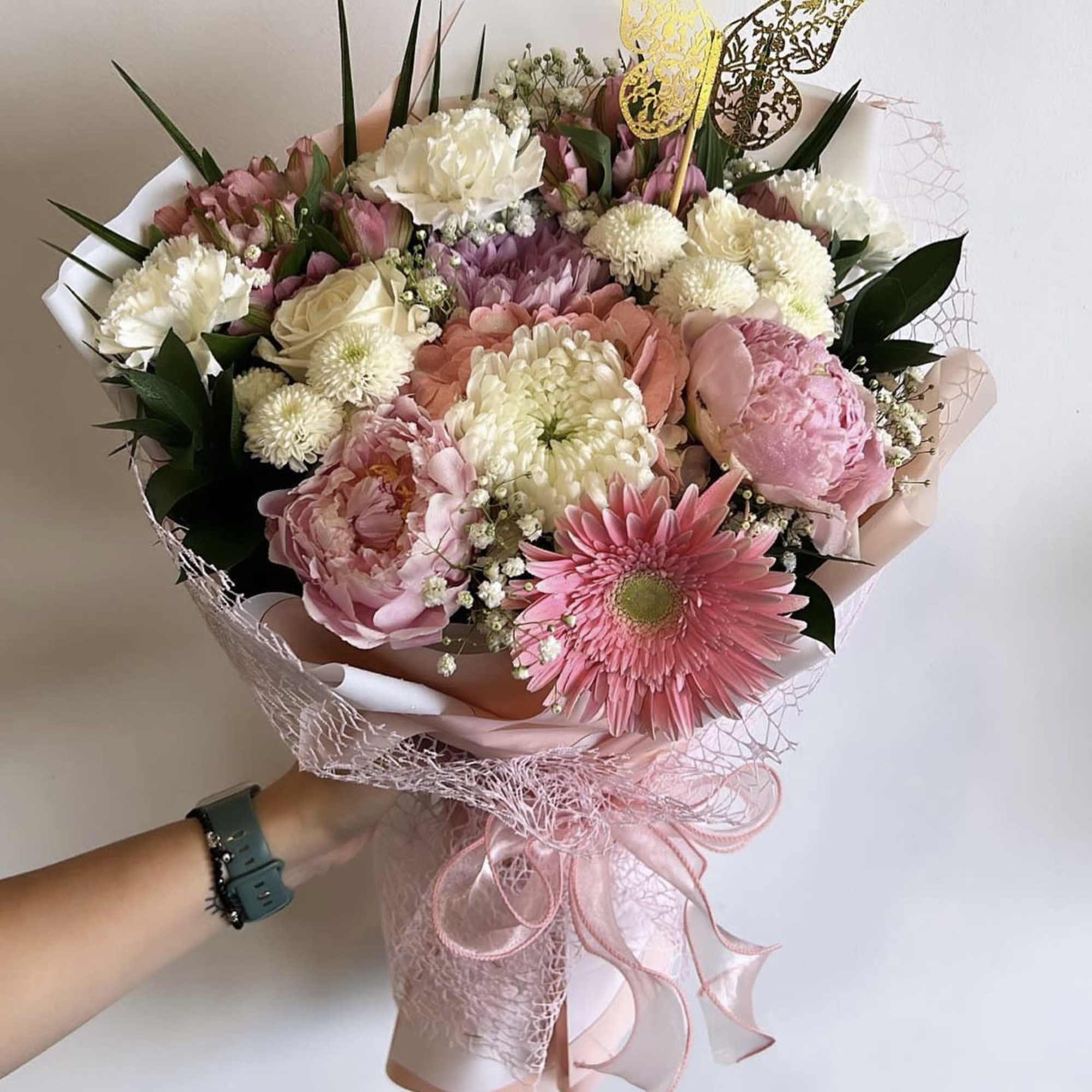 MAY BE WRAPPED DIFFERNTLY AND HAVE DIFFERNT FLOWERS. Just a mix of