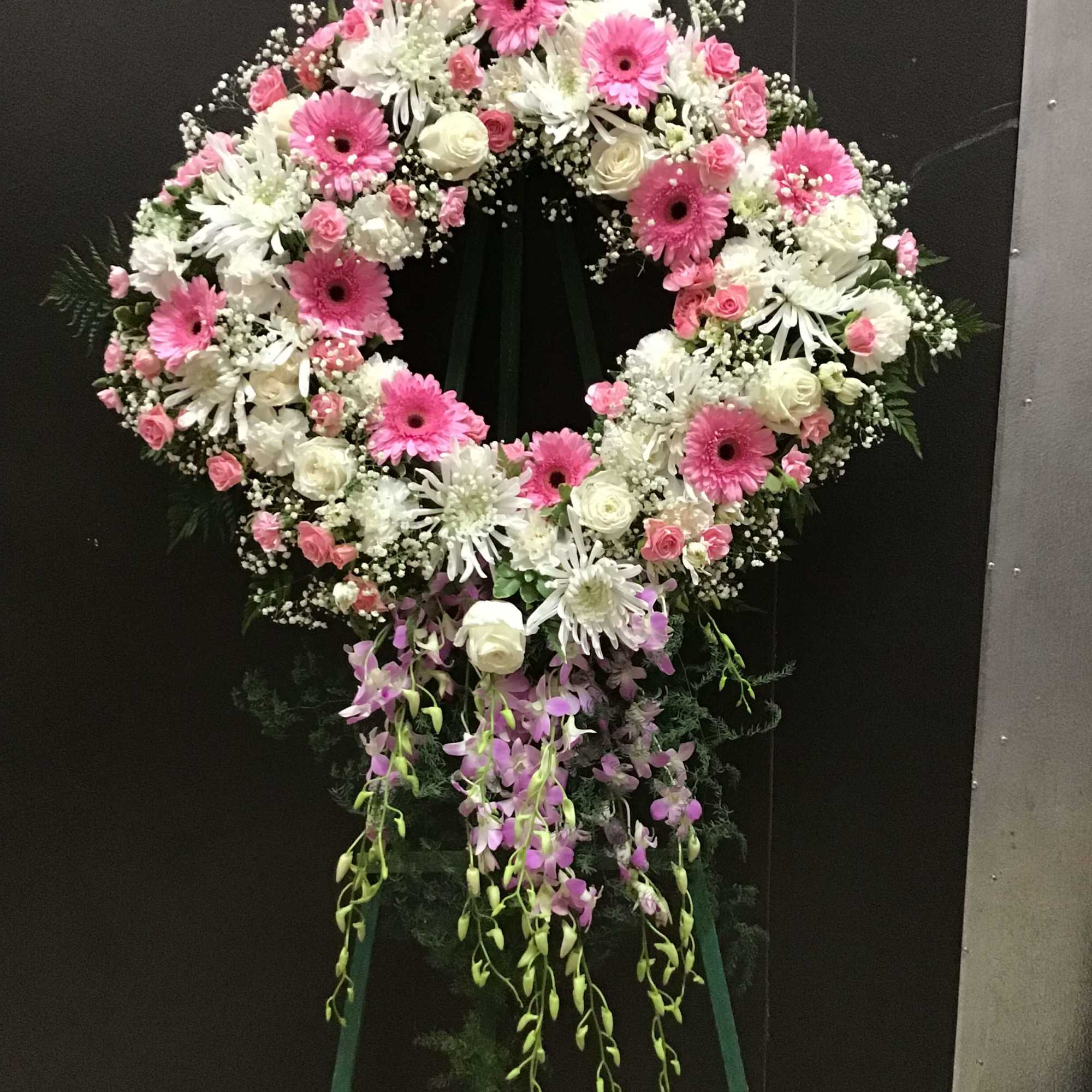 This beautiful standing diamond sharp arrangement, make with White roses, spider mum