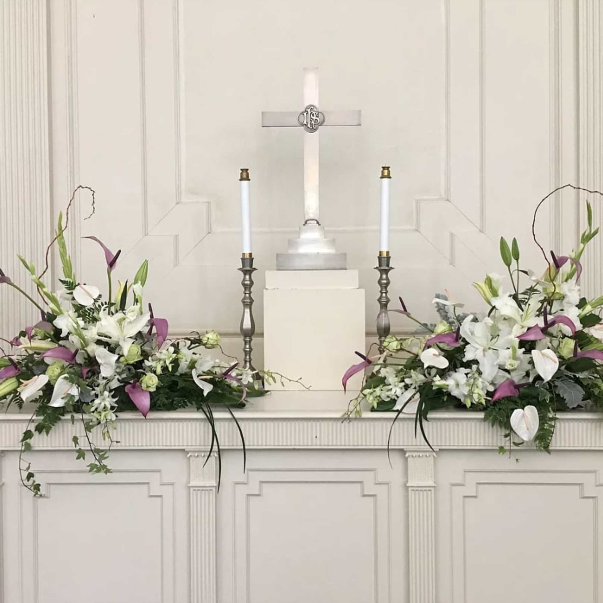 URN/PICTURE TABLE ARRANGEMENTS
YOUR CHOICE OF FLOWERS AND COLORS 