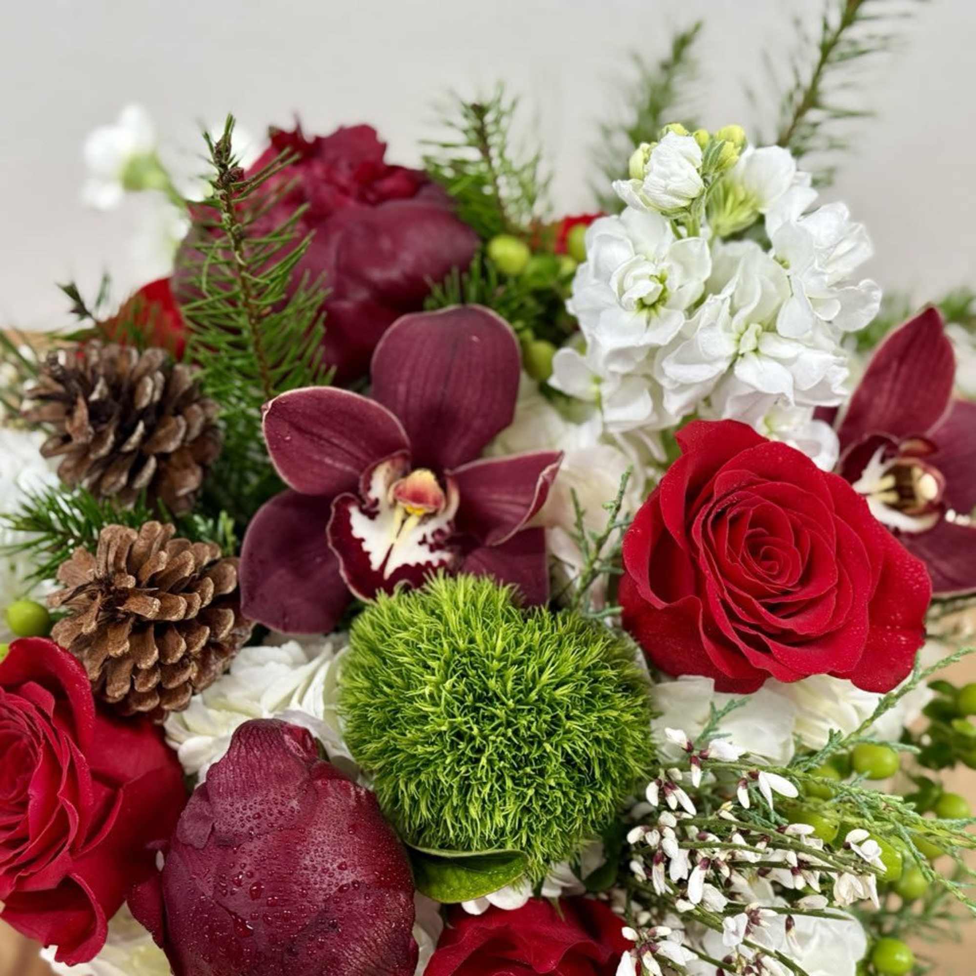 &quot;A stunning golden vase centerpiece, the perfect gift to brighten up the