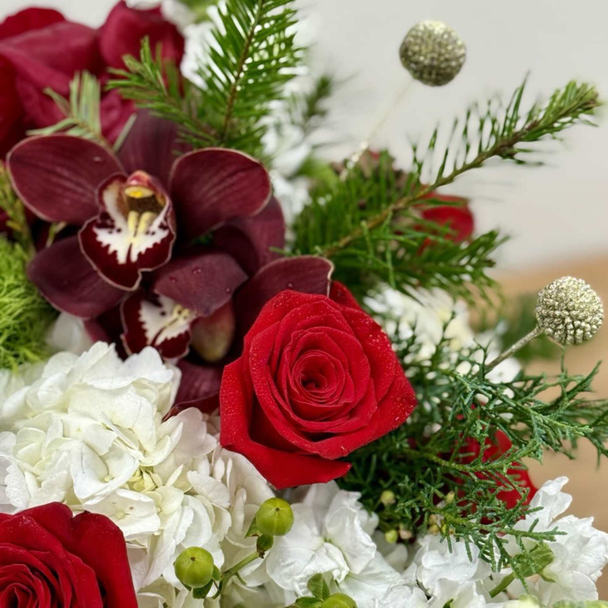 &quot;A stunning golden vase centerpiece, the perfect gift to brighten up the