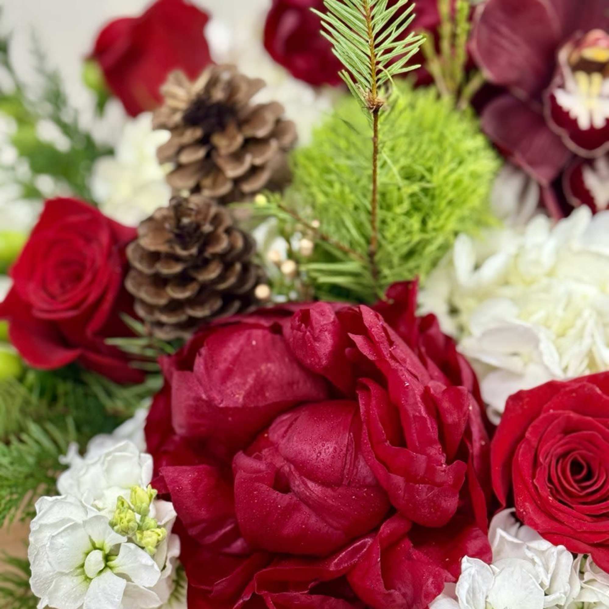 &quot;A stunning golden vase centerpiece, the perfect gift to brighten up the