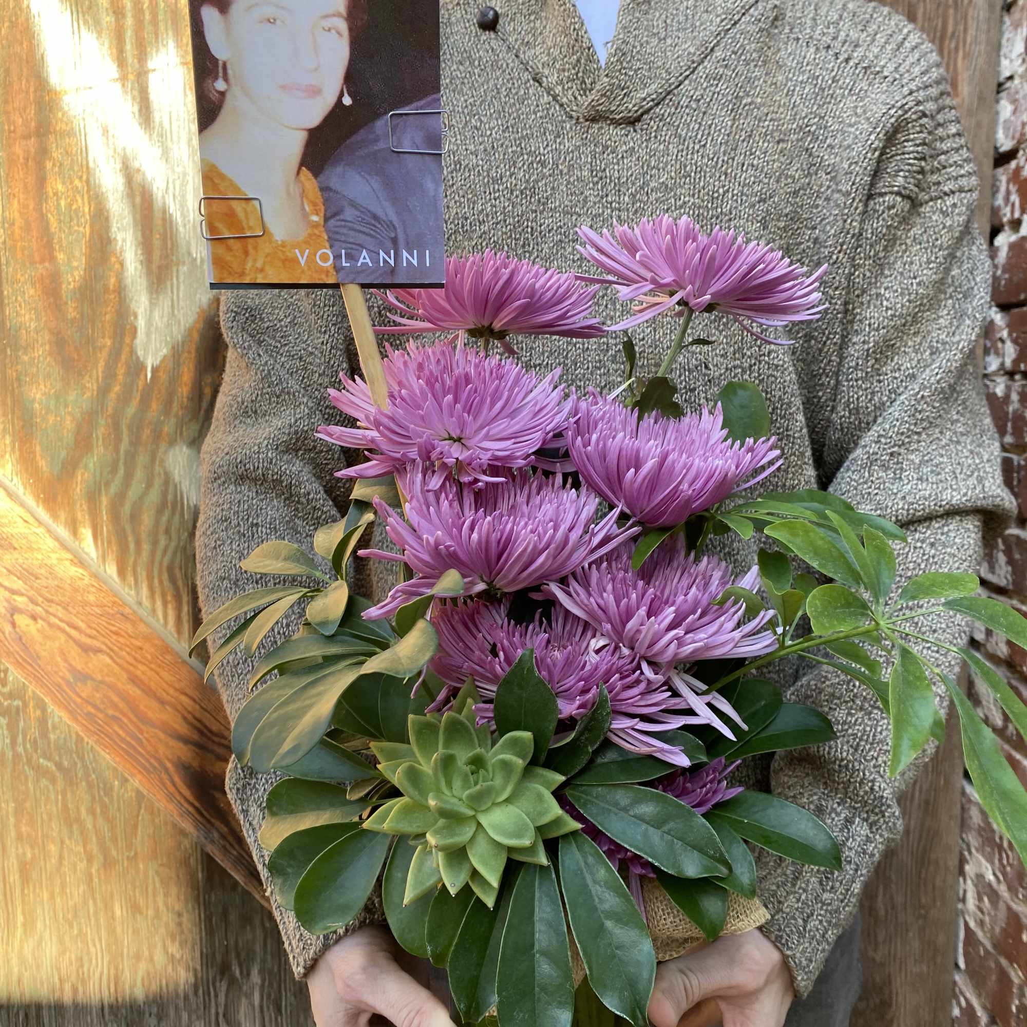 Color will change do to season...flavored Mums.

*We use the freshest flowers available