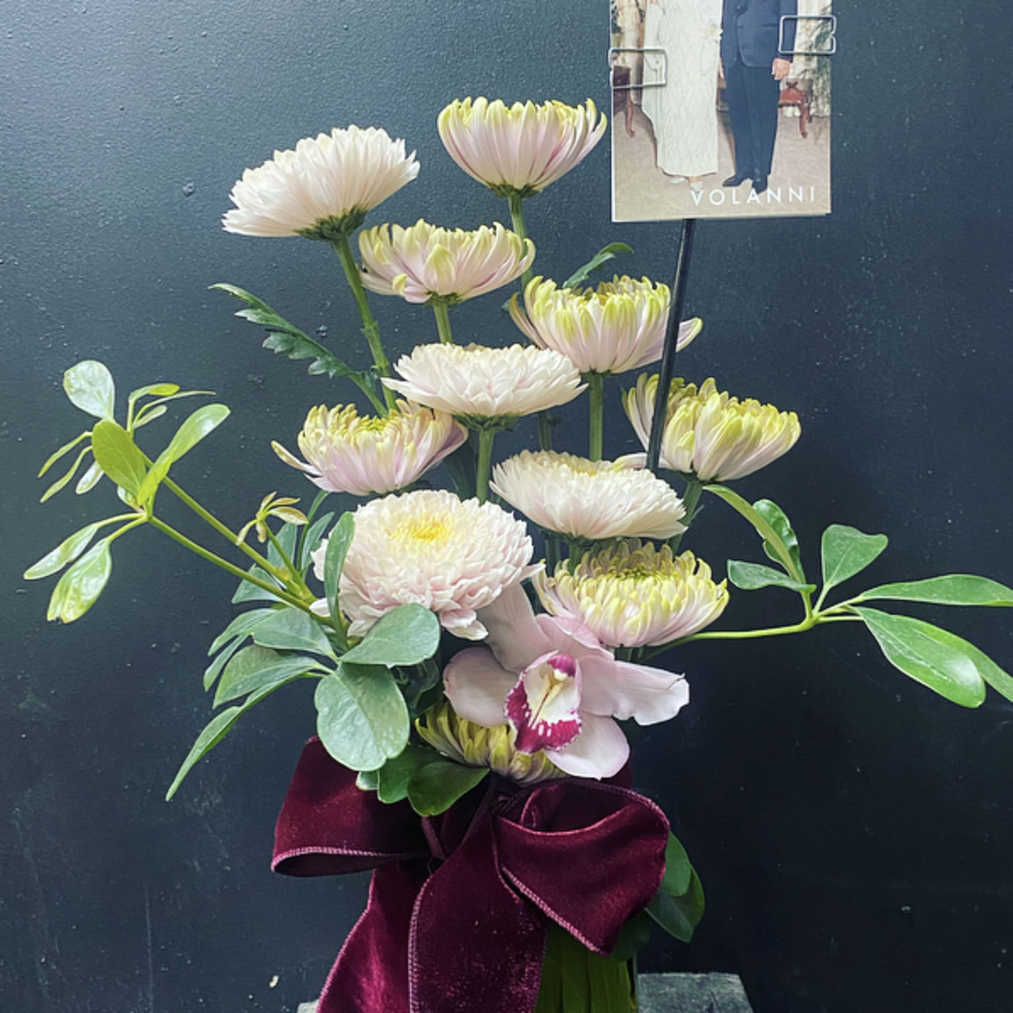 Color will change do to season...flavored Mums.

*We use the freshest flowers available