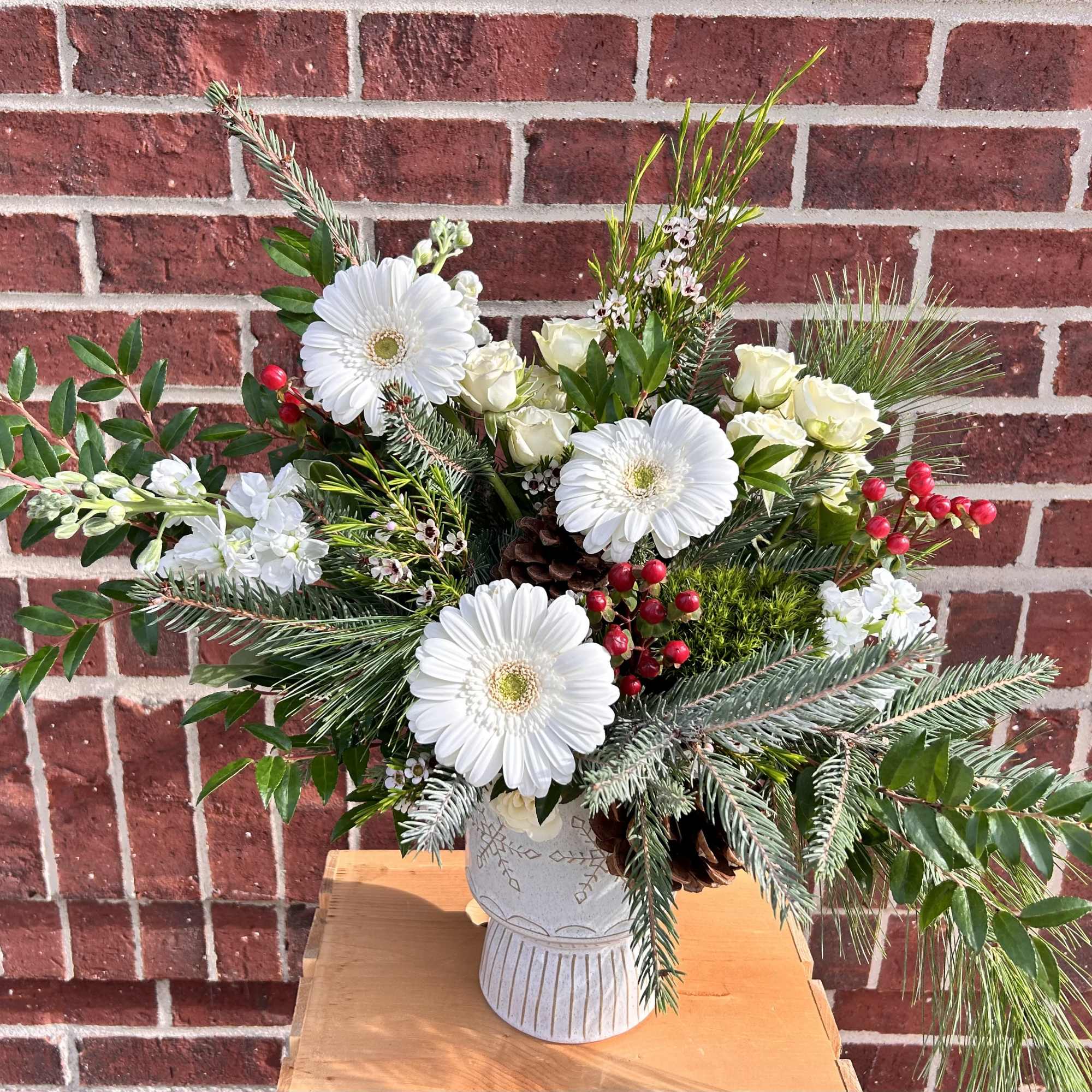 A beautiful design for the holiday season, this ceramic pedestal dish is
