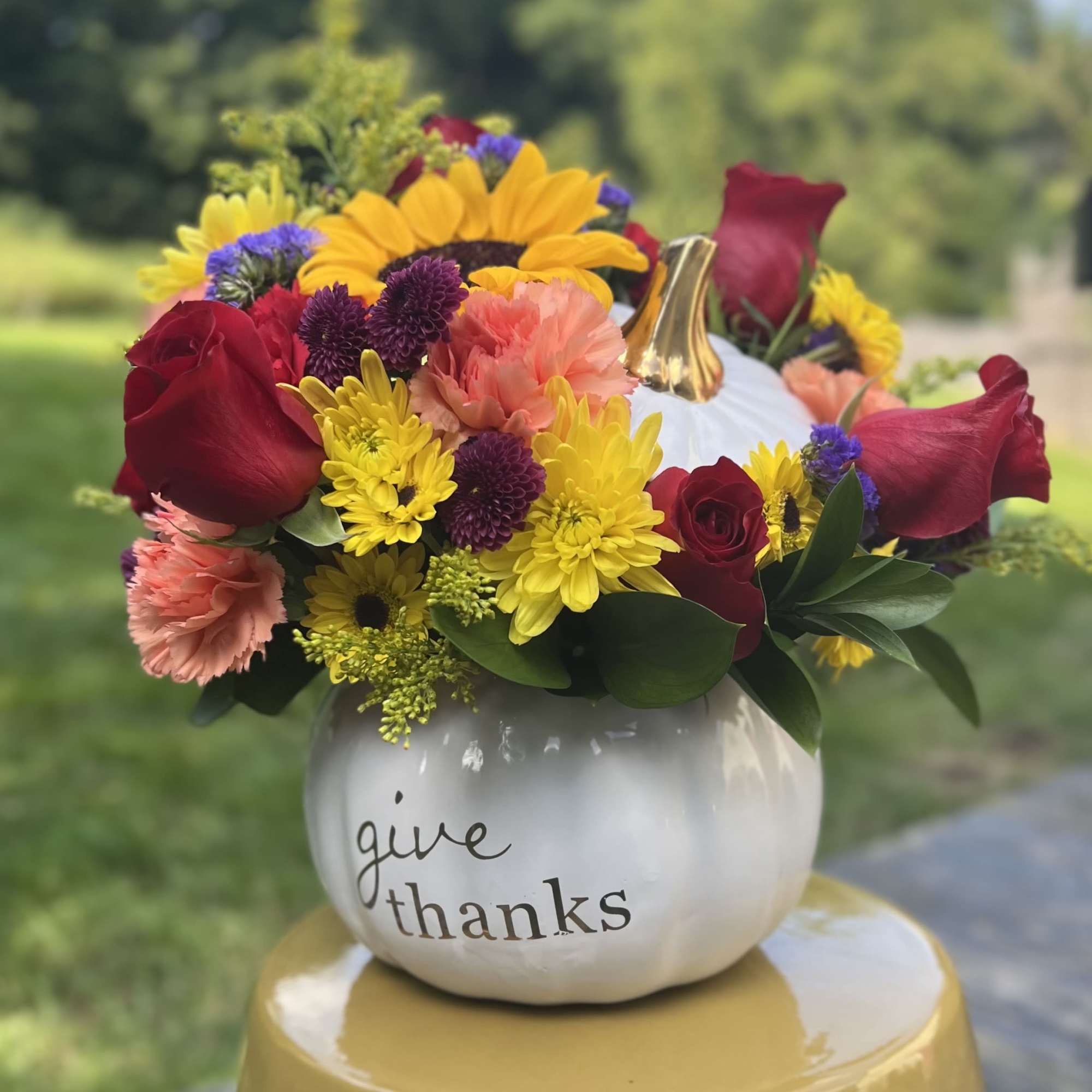 Beautifully designed ceramic pumpkin vase with seasonal flowers.
Accessories and size