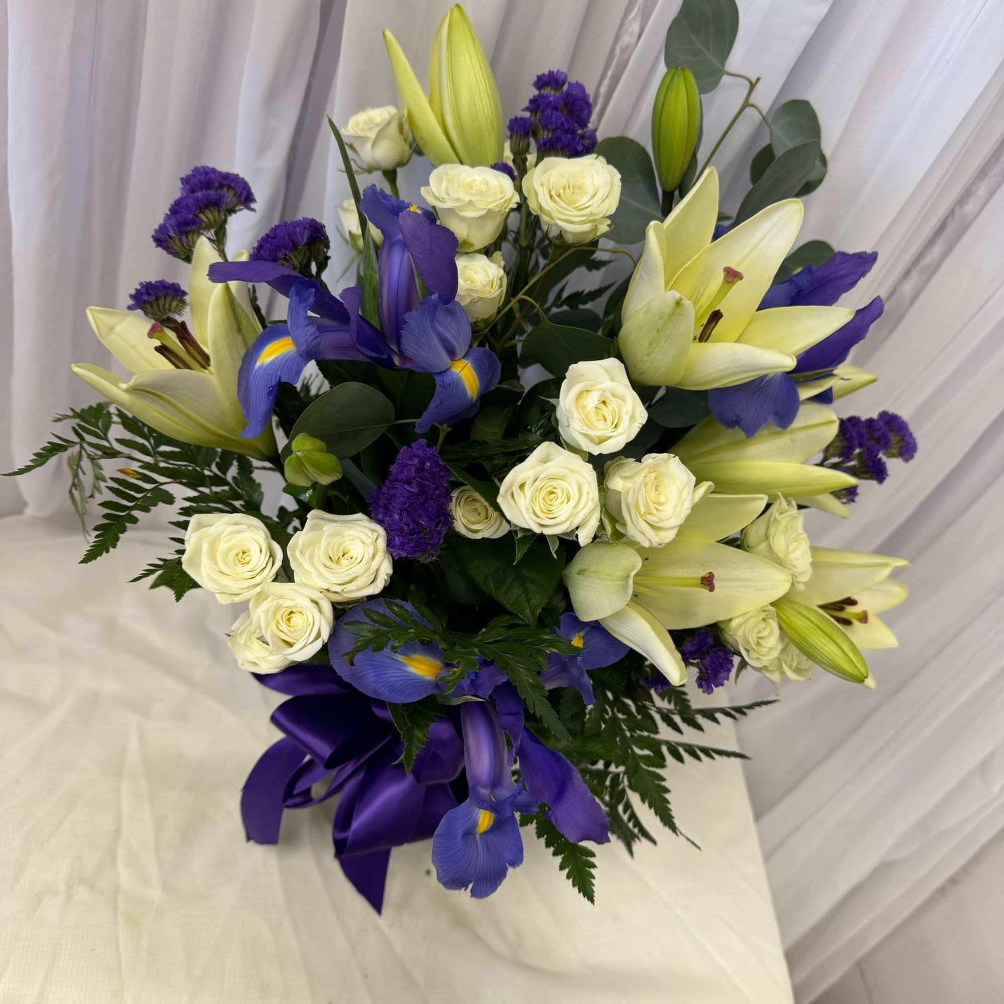 DISCLAIMER

For green and blooming plants, similar plants may be substituted of equal