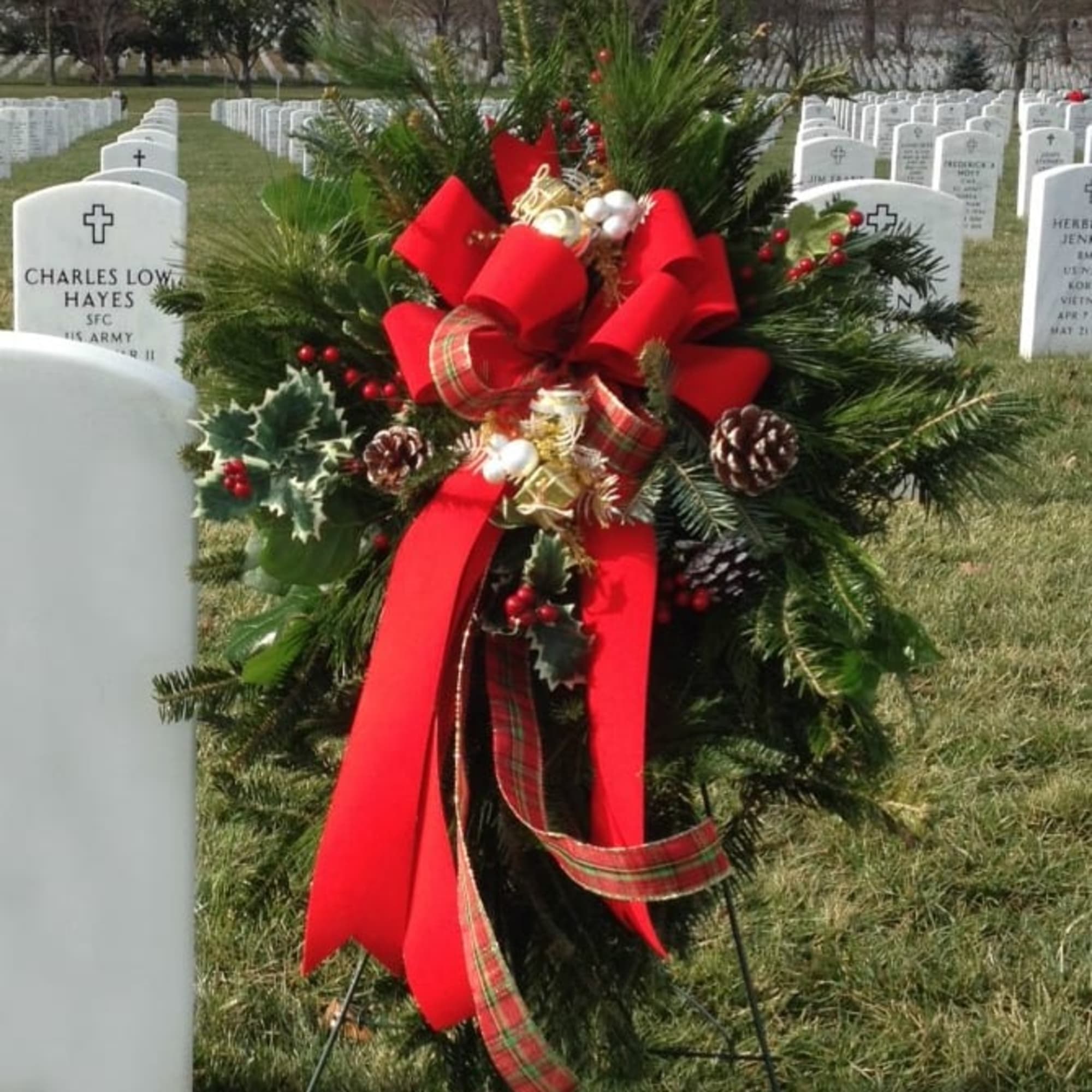 GRAVESIDE CHRISTMAS SWAG BY TWIN TOWERS FLORIST
3.3.2.