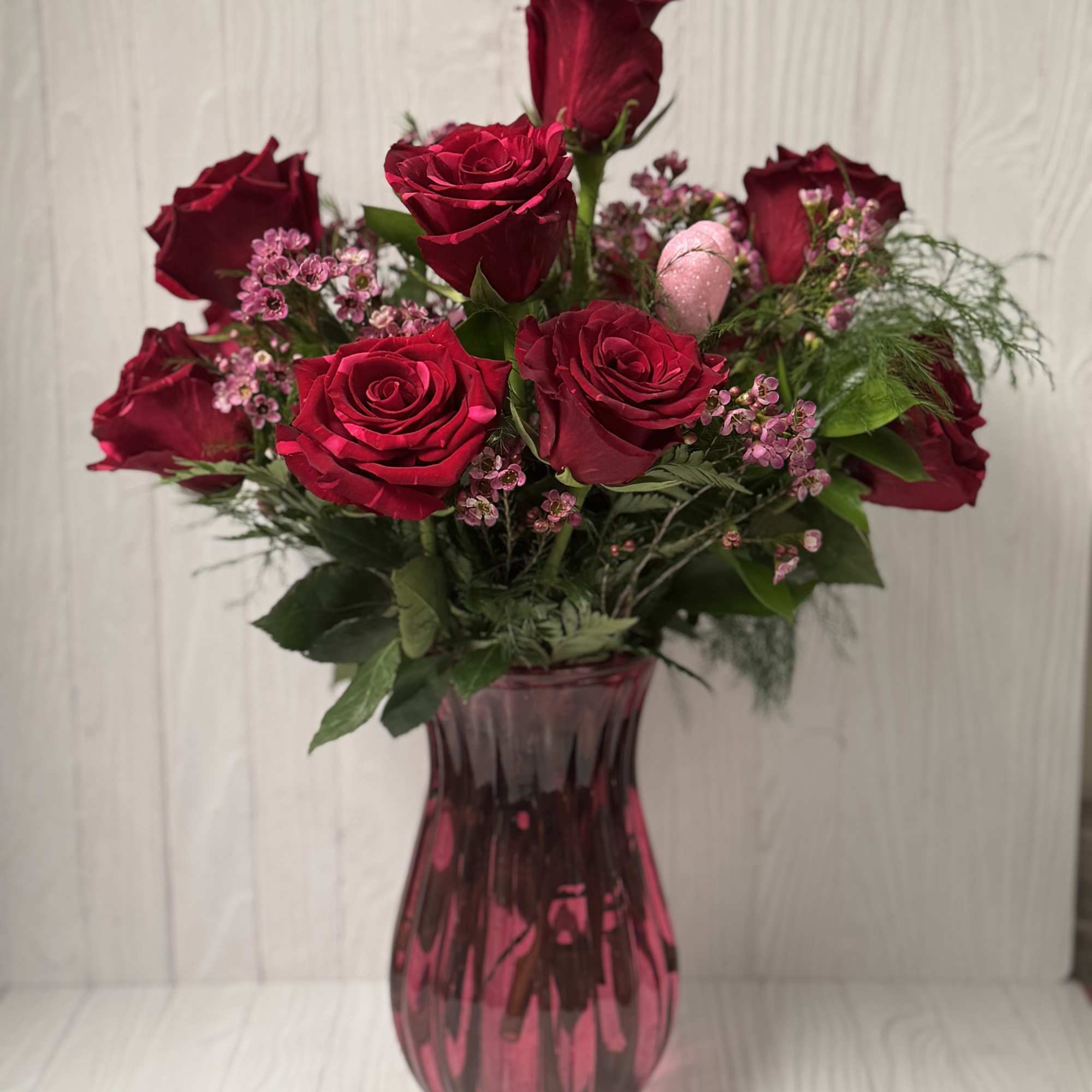 A charming bouquet of a dozen fresh and fragrant red roses, adorned