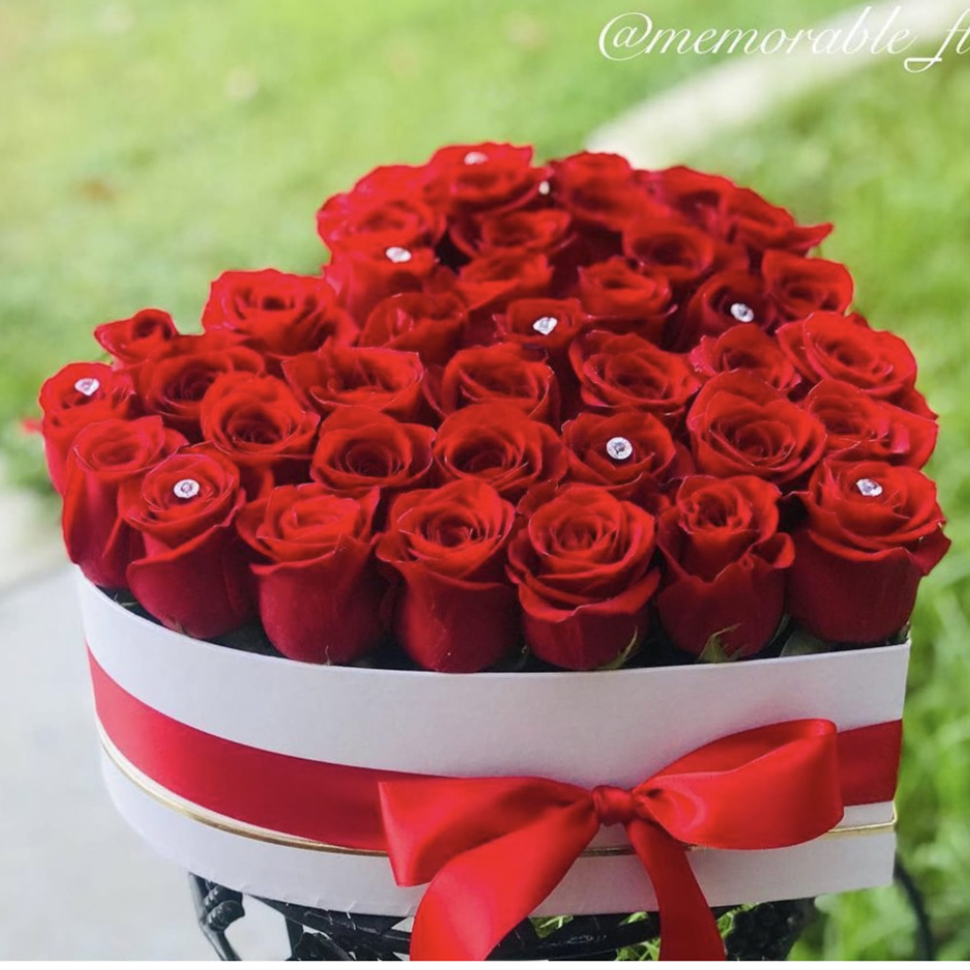 Medium size heart includes 2 Dz red roses.  
(Medium size heart)
Box
