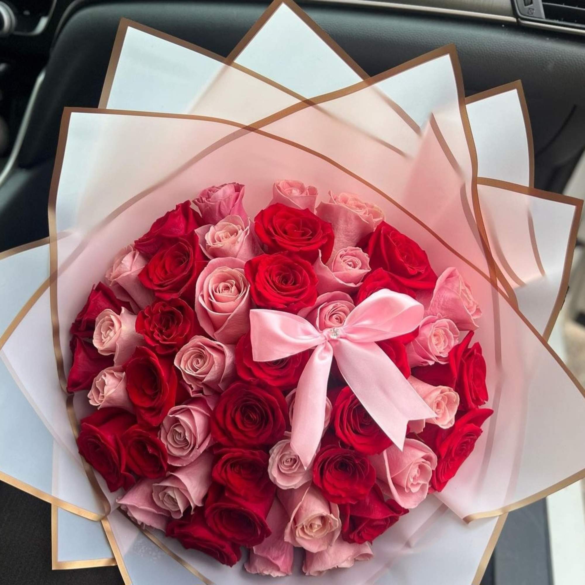 &iexcl;Expresa tu amor y aprecio con nuestro cautivador ramo de 25 rosas