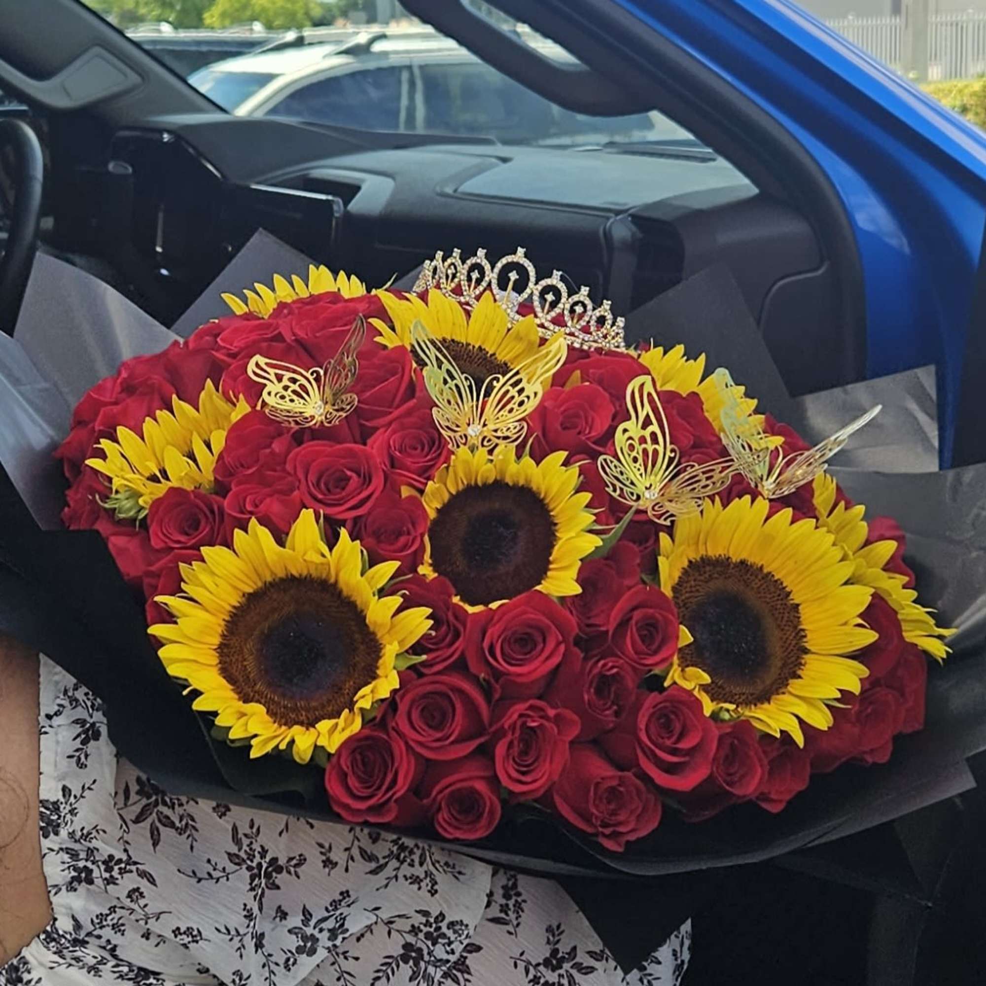 Descubre nuestro ramo floral vibrante, perfecto para ocasiones especiales. Este dise&ntilde;o &uacute;nico